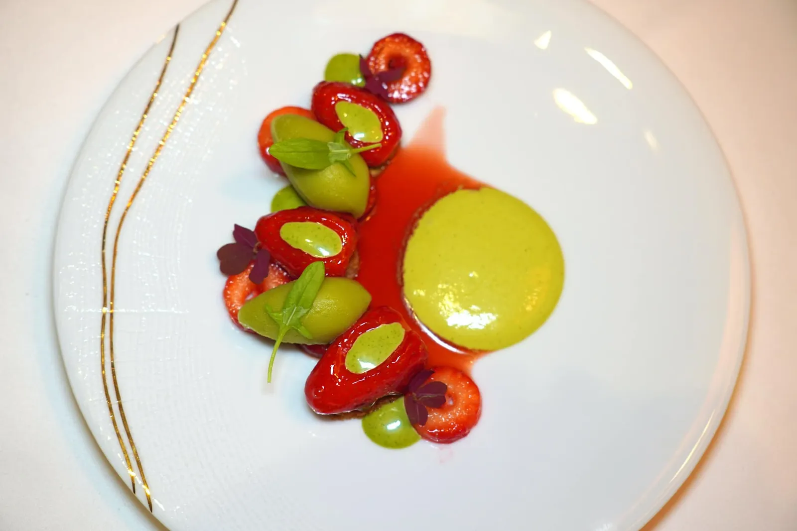Strawberry…Cooked in their own juices, seasoned with Voatsiperifery pepper,Garnished with an herbaceous honey jam,Sorbet and foam with fresh herbs.ห้ามพลาดที่จะเหลือท้องเอาไว้สำหรับของหวานที่จัดเตรียมโดยเชฟ Antony Prunet โดยในที่นี้เชื้อนำเสนอสตรอว์เบอร์รี่ท้องถิ่นที่กำลัง In Season ออกมาในหลากหลายรูปแบบและเนื้อสัมผัสตั้งแต่สตรอว์เบอร์รี่ดอง (Pickled) สตรอว์เบอร์รี่สด (Fresh) และสุดท้ายคือสตรอว์เบอร์รี่ที่ผ่านการเผา (Roasted) และปรุงในน้ำสตรอว์เบอร์รี่ก่อนจะปรุงแต่งด้วยอโรมาเฉพาะตัวของพริกไทย Voatsiperifery นอกจากนี้ยังมีความสดขื่นที่ได้จาก Fresh Herbs Sorbet และความกรอบของอับมอนด์บิสกิต จากนั้นพนักงานจะเทราดน้ำสตรอว์เบอร์รี่ที่ปรุงแต่งด้วยอโรมาของพริกไทย Voatsiperifery ลงไปข้าง ๆ กันกับโฟมสมุนไพรสดที่ Infused ด้วยความหอมหวานของไวน์ Sauternes (20/20)