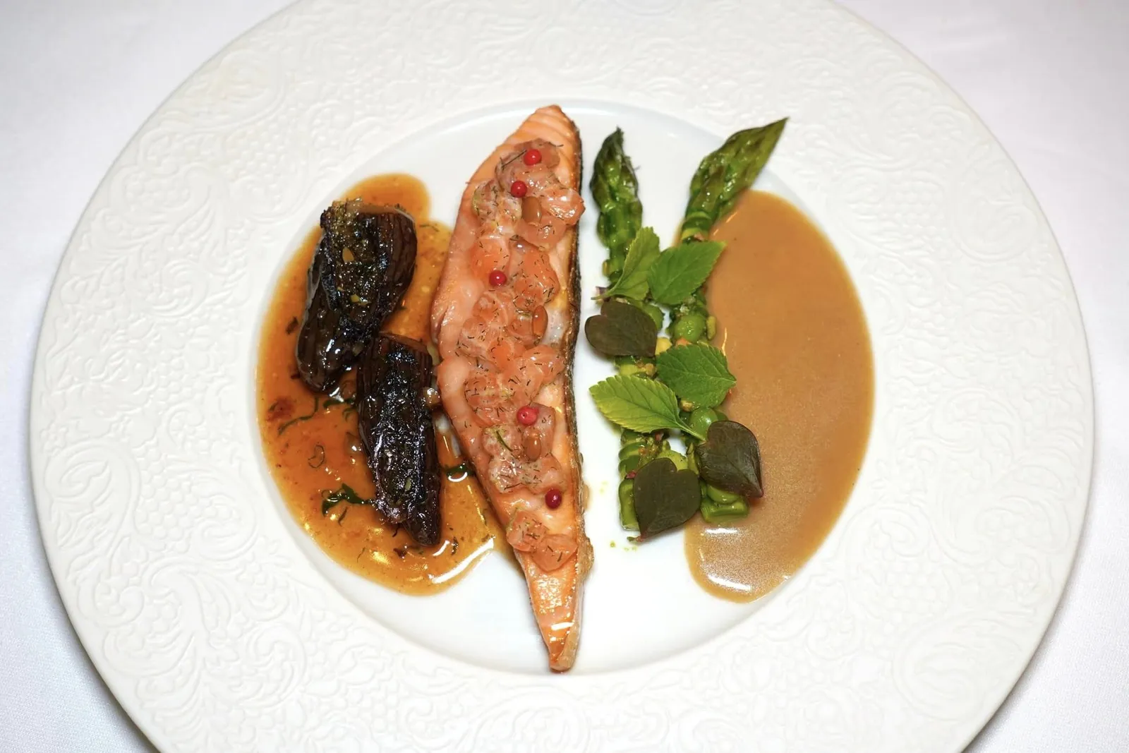 Wild regional salmon from ”Adour“,with pink berries and star anise seeds,Local green asparagus from ”Le Barp“, mayonnaise and peas,Morels stuffed with chard, shad-sorrel sauce.ปลาแซลมอนป่าท้องถิ่นจับจากเมือง Adour จับคู่กับแซลมอนที่สับเป็น Tartare สร้างมิติทางเนื้อสัมผัสได้อย่างลงตัวไร้ที่ติ ด้านบนยังมีองค์ประกอบของ Pink Beries และเมล็ดโปยกั๊ก ข้าง ๆ กันคือหน่อไม้ฝรั่งท้องถิ่นจากเมือง Le Barp จับคู่กับความกรอบขอวถั่วพิสตาชิโอ้ ความหวานของถั่ว และรสชาติของซอส Mayonnaise จากนั้นพนักงานจะเทราดซอสที่เตรียมมาจากปลาลงไปอีกทีหนึ่ง (17/20)