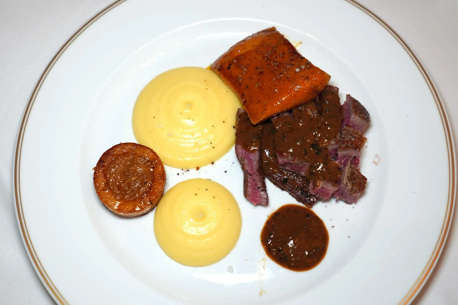 ”Rossini“ tournedos,Fresh duck foie gras with apple juice,Potatoes pulpe, candied onions cooked in dry Bordeaux white wine.Tournedos Rossini ที่เชฟนำเสนอออกมาในรูปแบบของตัวเอง เชฟนำเนื้อวัวไปปรุงสุกในขนมปังทั้งยังใส่ไวน์ Porto และ Armagnac ลงไปเพื่อปรุงแต่งรสชาติด้วย ด้านบนท็อปด้วยฟัวกราส์ตับเป็ดสด ๆ ที่ปรุงแต่งด้วยอโรมาของน้ำแอปเปิ้ลและไซเดอร์ ทั้งยังให้มาแบบล้นจาน ข้าง ๆ กันคือมันฝรั่งบดที่มีเนื้อสัมผัสเนียนละมุนและหัวหอมใหญ่ที่ผ่านการเกลซด้วยไวน์ขาว Boedeaux จานนี้จบด้วยการโรยเกลือลงไปเล็กน้อยก่อนจะเทราดซอสสูตรพิเศษที่มีส่วนผสมของไวน์ Madeira, Bordeaux, Armangac และเห็ดทรัฟเฟิลอีกเล็กน้อยลงไปในจาน (16/20)