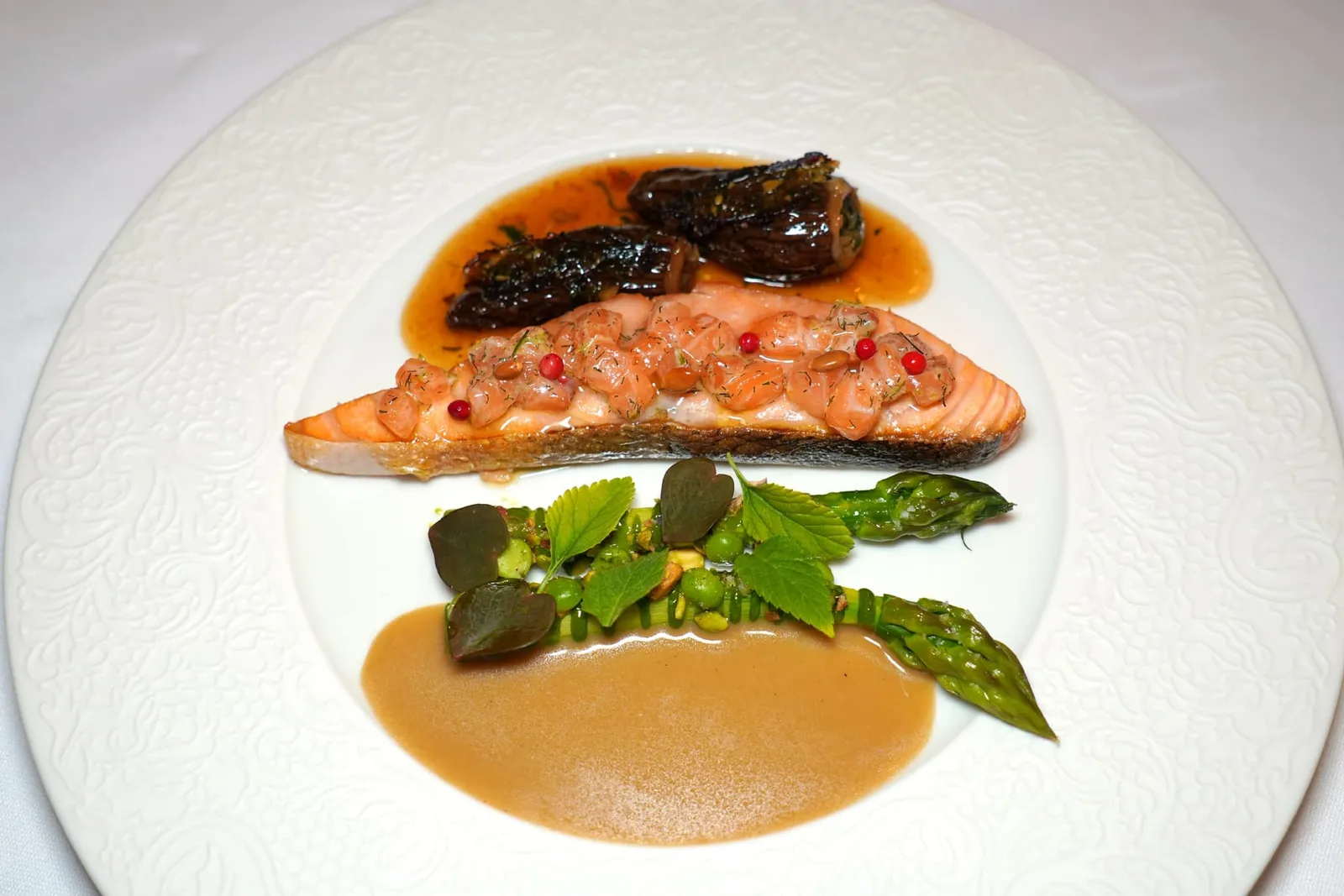 Wild regional salmon from ”Adour“,with pink berries and star anise seeds,Local green asparagus from ”Le Barp“, mayonnaise and peas,Morels stuffed with chard, shad-sorrel sauce.อีกฝั่งหนึ่งคือเห็ดโมเรลเคี้ยวหนึบที่ยัดไส้ด้วยใบ Chard จากนั้นเชฟจึงราดด้วยซอสที่เตรียมมาจาก Sorrel ลงไป (17/20)