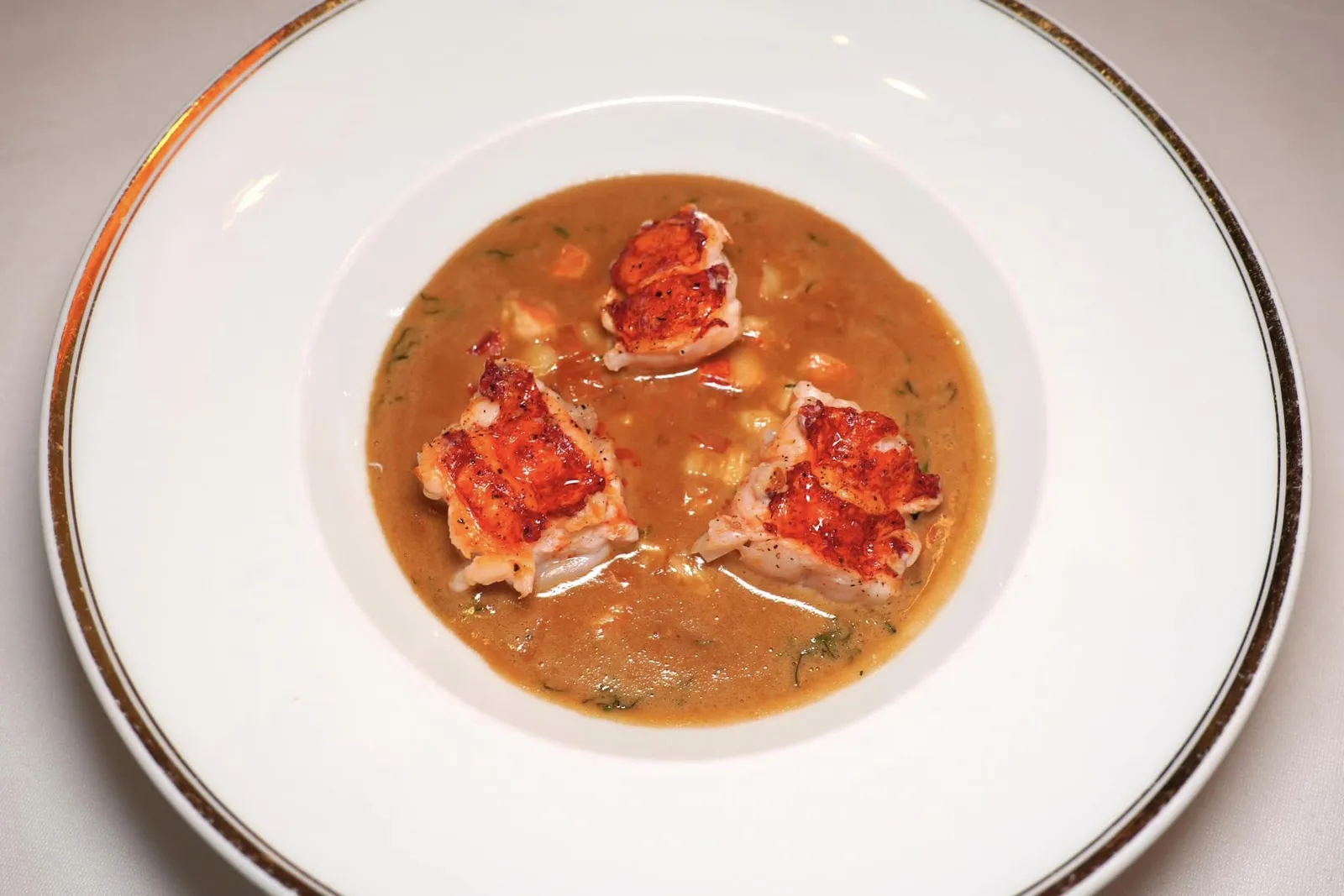 French blue lobster grilled with barrel wood from Bordeaux,Ha(a)ïtza sauce, lentils and rouille,Green crabs' soup, mussels and gribiche sauce.ด้านล่างมีองค์ประกอบของถั่วเลนทิลสู้ฟันสร้างมิติทางเนื้อสัมผัสที่แตกต่างกันกับล็อบสเตอร์ที่หั่นเป็นชิ้นเล็ก ๆ และหอยแมลงภู่รมควันเคี้ยวหนึบ (18/20)