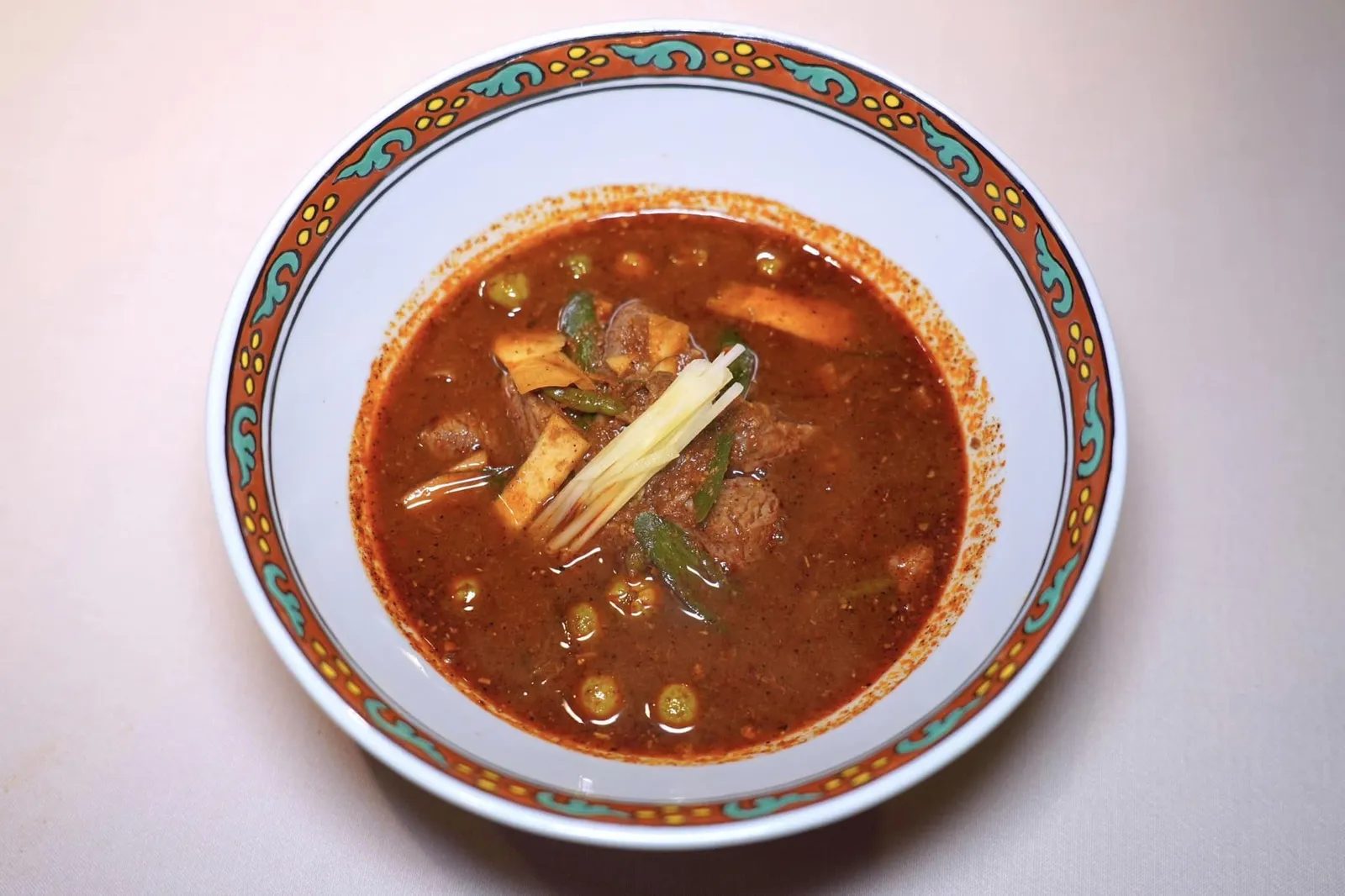 แกงเนื้อเมืองระยองกับหน่อสับปะรด (550++)Rayong Beef Curry with Pineapple Shoot (550++)ใครที่ชอบรสชาติจัดจ้านต้องลองสั่งแกงเนื้อเมืองระยองที่มีความรู้สึกทั้งเผ็ดและร้อนคล้ายกันกับแกงป่าจนเหงื่อไหลท่วมหน้า เชฟใส่หน่อสับปะรดมาช่วยเพิ่มมิติทางเนื้อสัมผัสเทียบกันกับเนื้อวัว (15/20)