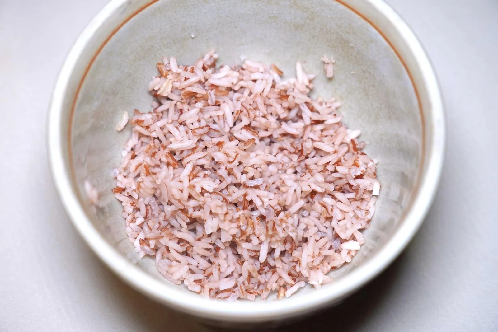 ข้าวหอมมะลิแดงอินทรีย์ จังหวัดยโสธร (60++)Organic Red Jasmin Rice from Yasothonทางร้านขายข้าวเป็นจาน ๆ โดยตัวเลือกแรกคือข้าวหอมมะลิแดงอินทรีย์จากจังหวัดยโสธรซึ่งมีจุดเด่นคือเนื้อสัมผัสที่ไม่กระด้างและไม่เหนียวจนเกือบไม่แตกต่างจากข้าวหอมมะลิ