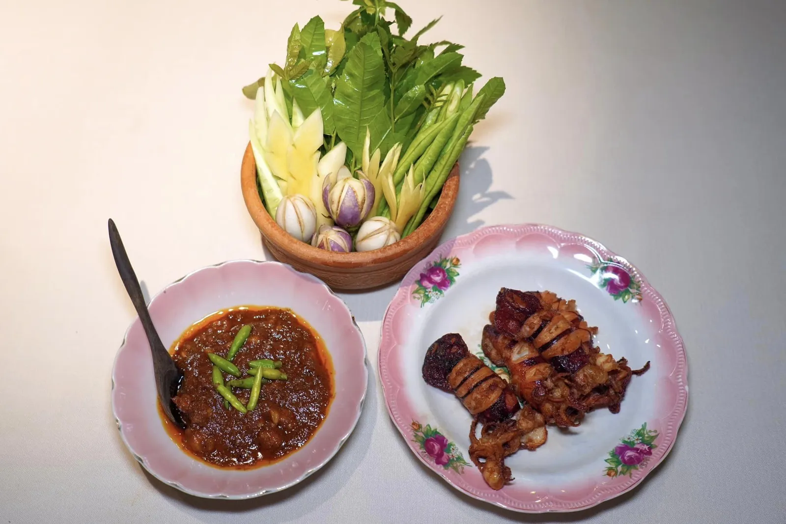 กะปิคั่วกับปลาหมึกไข่ทอด (460++)Shrimp Paste with Coconut Cream Relish serve with Fried Squidขอแนะนำน้ำพริกกะปิคั่วรสเด็ดที่มีครบครันทั้งความเค็ม หวาน เผ็ด (15/20)