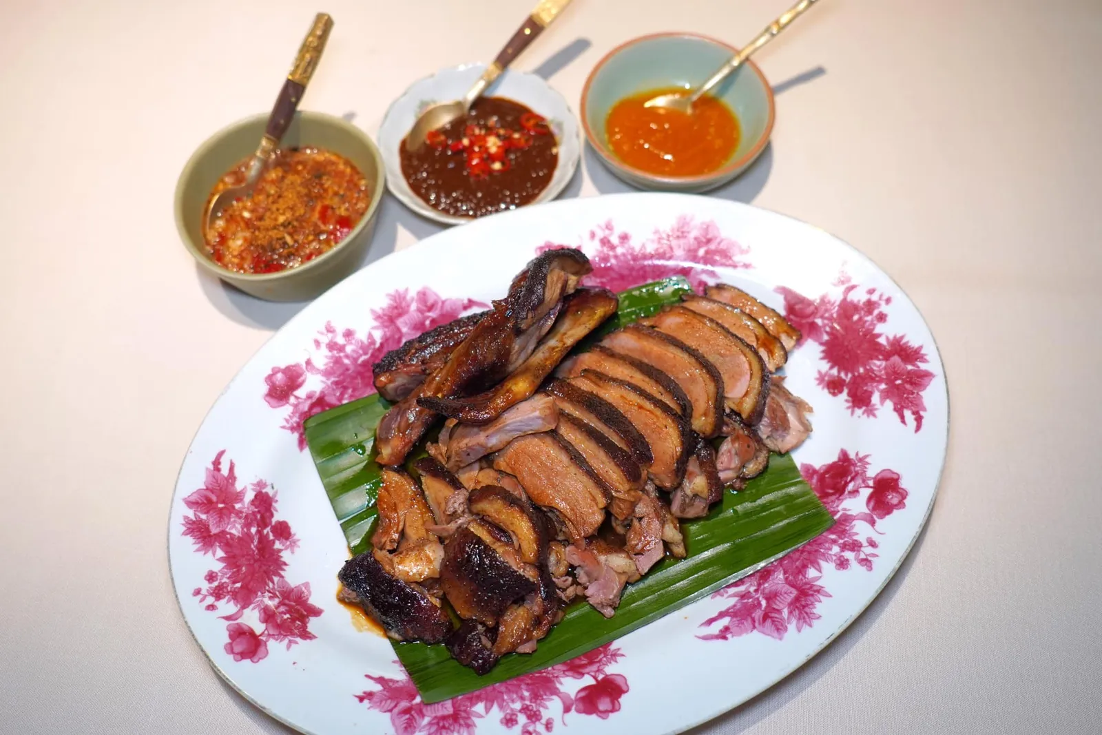 เป็ดอบอ้อย (690++/ครึ่งตัว)Sugar Cane Smoked Duck (Half)เป็ดครึ่งตัวอบชานอ้อยจนมีกลิ่นหอมเข้าเนื้อ เนื้อเป็ดมีไม่แห้งจนเกินไปแม้จะผ่านการอบชานอ้อยมาแล้ว ข้าง ๆ กันคือซอส 3 ชนิดประกอบไปด้วยน้ำจิ้มถั่วตัด น้ำจิ้มเต้าเจี้ยว และซอสพริกสูตรพิเศษของทางร้าน (14/20)