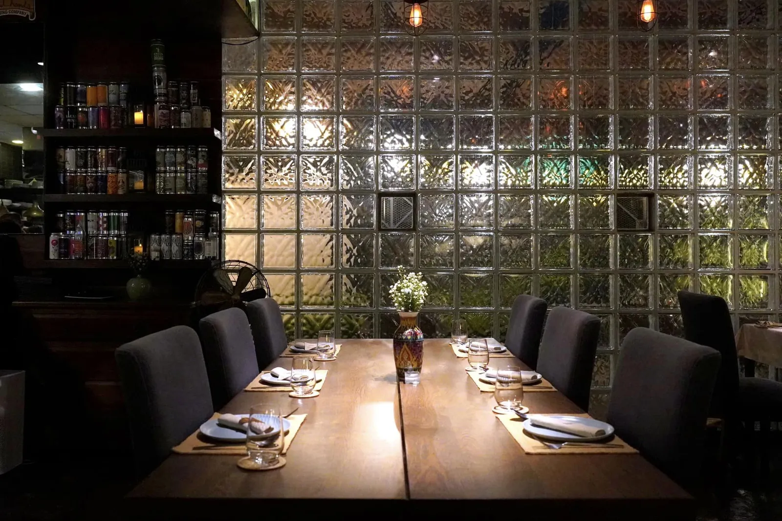 สำหรับใครที่เลือกนั่งโต๊ะกลางร้านจะสัมผัสได้กับความรู้สึกที่โปร่งเนื่องมาจากเพดานที่ค่อนข้างสูง