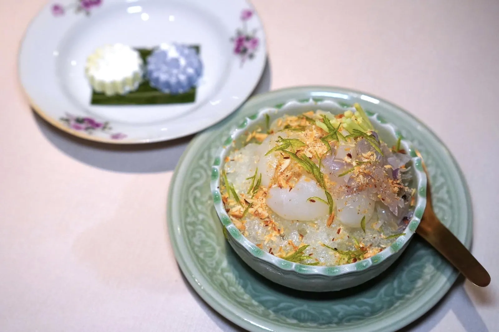 สัมฉุนลิ้นจี่พันธุ์ค่อมอัมพวากับขนมสัมปันนี (340++)Lychee in Citrusy Syrup with Malting Coconut Cookiesปิดท้ายด้วยขนมส้มฉุนที่มีความหอมและหนึบเบา ๆ ของลิ้นจี่พันธุ์ค่อมอัมพวา (14/20)