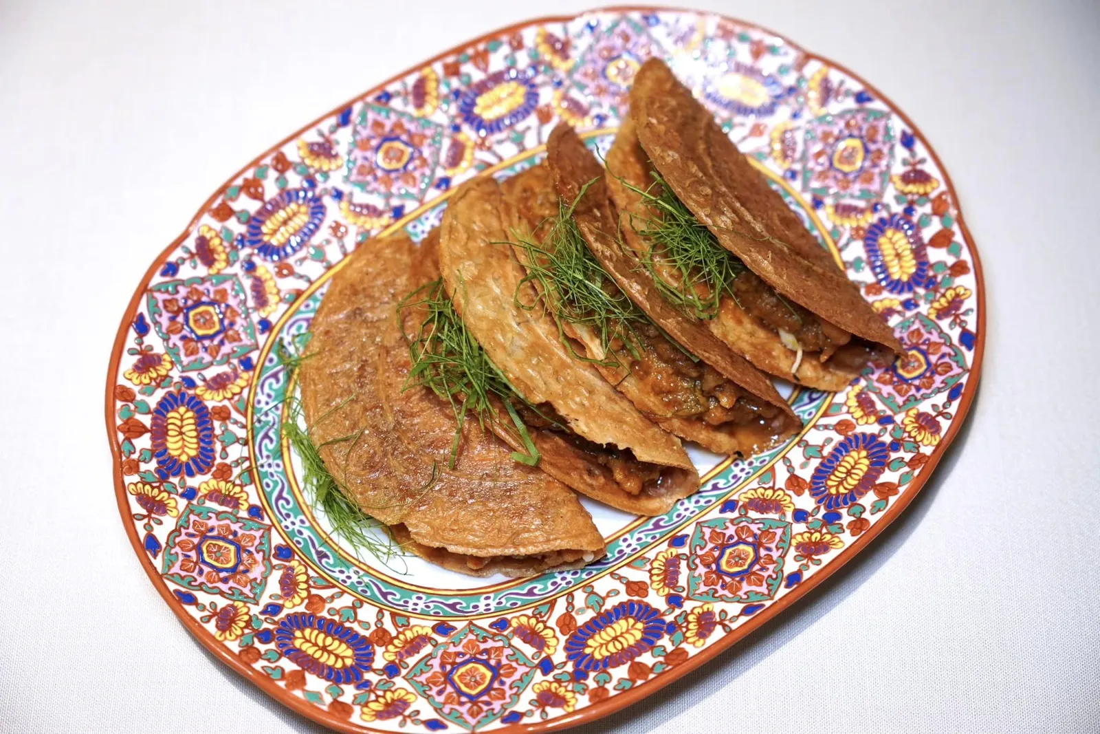 ทองแผ่นหน้าไก่ (300++/4 ชิ้น)Thai Wafer topped with Chicken Curry (4 pcs)ขนมทองแผ่นที่เชฟปรับรูปแบบเสิร์ฟมาในลักษณะของเวเฟอร์ทรงทาโก้ ไส้ตรงกลางคือเนื้อไก่สับผัดกับพริกแกงแบบขลุกขลิกหอมกรุ่น (15/20)