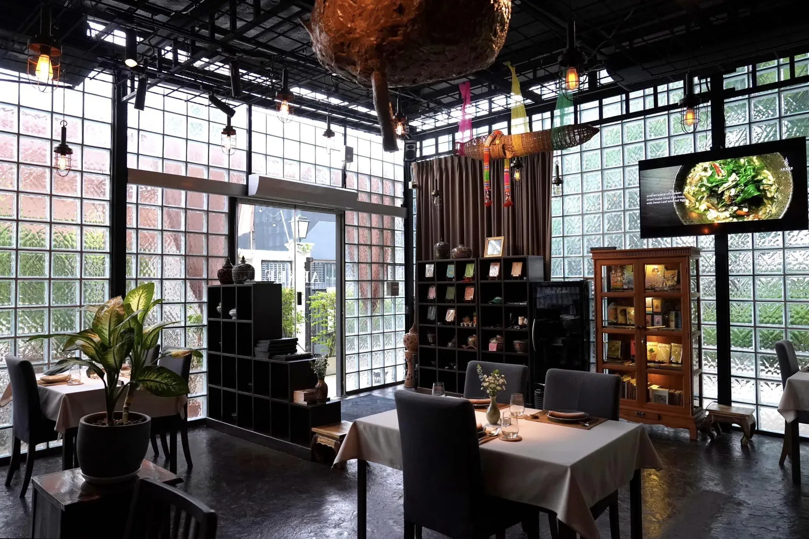 ในช่วงแรกตัวร้านนำเสนอคราฟต์เบียร์คุณภาพสูงควบคู่ไปกับอาหารไทยดั้งเดิมที่เชฟอู๋ได้สูตรมาจากตำราโบราณโดยใส่ลายเซ็นต์และอัตลักษณ์ของตัวเองลงไปด้วยอย่างชัดเจน ลูกค้าสามารถเลือกชิม Dinner Set Menu (2,350++) ซึ่งประกอบไปด้วยของว่างเรียกน้ำย่อย 4 อย่าง, กับข้าว 5 อย่าง และของหวานอีก 1 อย่าง ส่วนเครื่องดื่มนั้นทางร้านยังมีการจับคู่ทั้งเบียร์ 4 แก้ว (980++) และไวน์ 4 แก้ว (1,280++) อีกด้วย ส่วนตัวเรานั้นเลือกสั่งรายการแบบ À La Carte ตามใจชอบ
