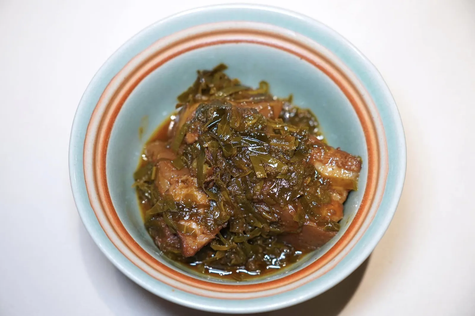 แกงหมูชะมวง (550++)Chamuang Leaves Curry of Pork Bellyแกงหมูชะมวงเสิร์ฟหมูสามชั้นชิ้นโตที่ให้รสชาติเปรี้ยวหวานและฝาดเพียงเบา ๆ จากใบชะมวงช่วยดับรสชาติเผ็ดได้อย่างพอเหมาะ (13/20)