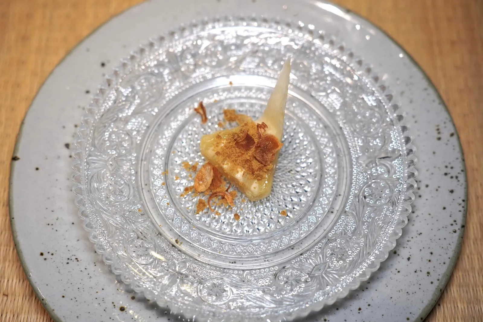 ม้าฮ่อAmuse-boucheเริ่มต้นล้างปากด้วยสับปะรดหั่นเป็นชิ้นขนาดพอดีคำ ด้านบนท็อปด้วยปลาช่อนแห้งผัดกับขี้โล้และหอมเจียว