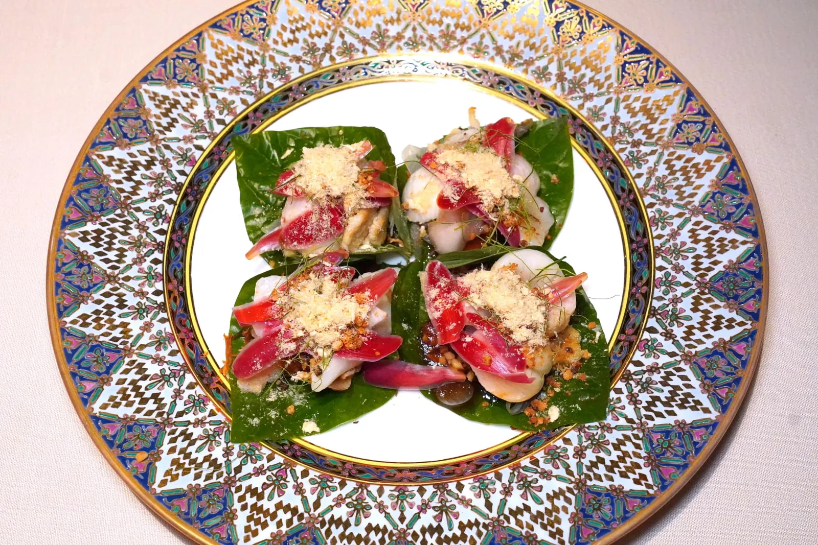 เมี่ยงมังคุดกับดอกดาหลา (270++/4 ชิ้น)Miang - Wild Beetle Leafs, Mangosteen, Peanuts, Ginger Torch Flower, Dried Shrimp (4 pcs)ของว่างเรียกน้ำย่อยเสิร์ฟมาเป็นใบชะพลูห่อมาในลักษณะของเมี่ยง ด้านในมีรสชาติที่หลากหลายของทั้งมังคุด ดอกดาหลา กุ้งแห้ง ถั่วลิสงบด และซอสเมี่ยงรสเด็ด (15/20)