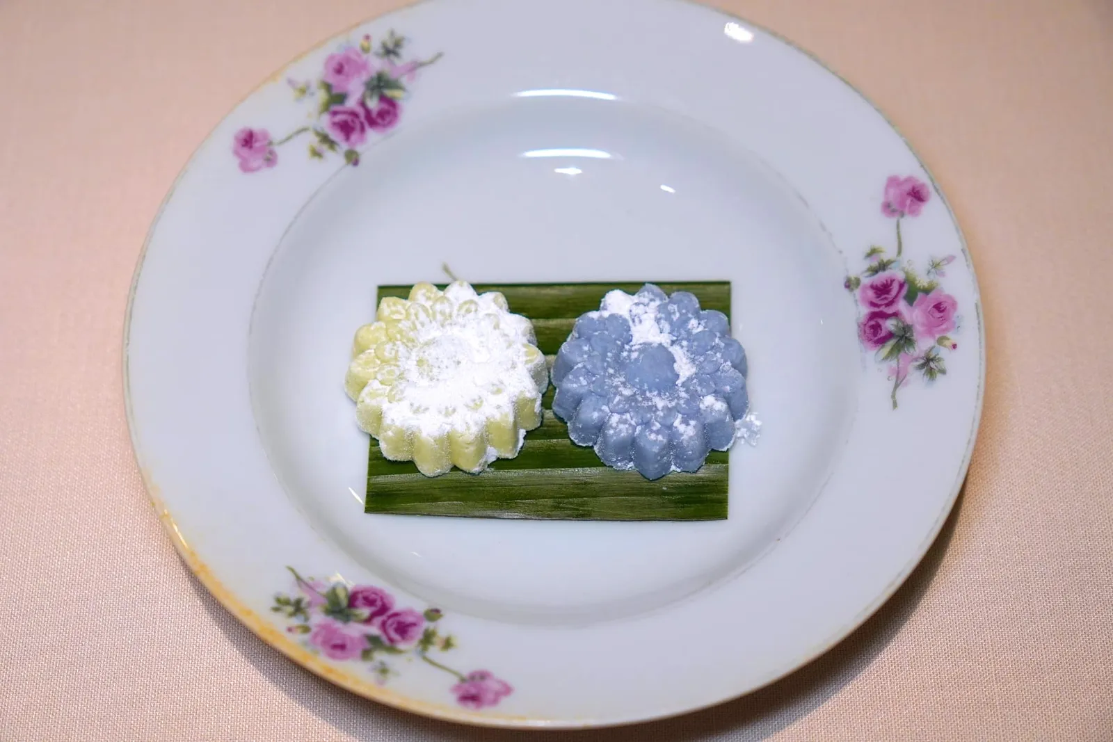 สัมฉุนลิ้นจี่พันธุ์ค่อมอัมพวากับขนมสัมปันนี (340++)Lychee in Citrusy Syrup with Malting Coconut Cookiesข้าง ๆ กันยังมีขนมสัมปันนีรสเลิศเสิร์ฟมาคู่กันด้วย (14/20)