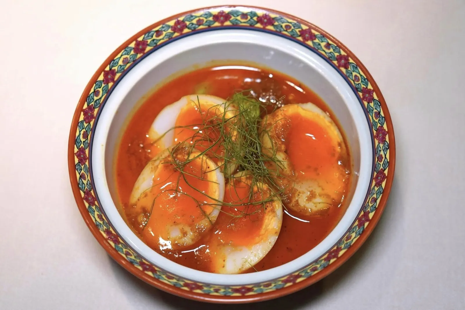 แกงเคยคั่วกุ้งกับไข่เป็ด (560++)Southern Coconut Curry of Thai Krill Shrimp and Duck Eggsแกงเคยคั่ว เป็นแกงจากทางใต้ที่นำกะทิไปคั่วกับกะปิแล้วเคี่ยวจนแตกมันสวยงาม ด้านล่างเป็นเนื้อกุ้งที่หั่นเป็นชิ้นขนาดพอดีคำ เชฟยังใส่สะตอลงไปช่วยเพิ่มความกรอบที่ดี ทั้งยังไร้ซึ่งกลิ่นของสะตอที่แรงจนเกินไป จากนั้นรับประทานคู่กันกับไข่เป็ดที่มีไข่แดงเยิ้ม ๆ เข้ากันได้อย่างไร้ที่ติ (15/20)