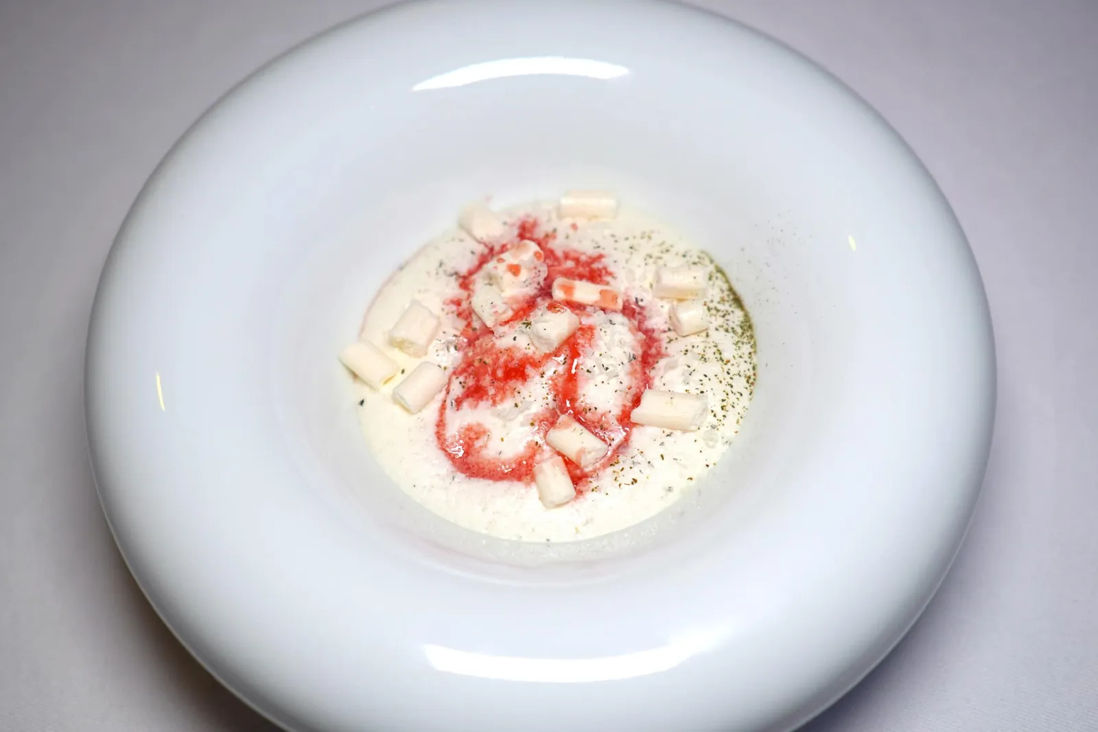 Pre-dessertล้างปากด้วย Gariguette Strawberries จากแถบ Lot-et-Garonne สับมาเป็นชิ้นเล็ก ๆ และซอร์เบท์โดยมีจุดเด่นคือเนื้อสัมผัสที่นุ่มและรสชาติที่หวานอมเปรี้ยว ด้านบนท็อปด้วยชีสนมแกะและเมอแรงก์หวานกรอบ จากนั้นพนักงานจะเทราดซอสสตรอว์เบอร์รี่เพิ่มลงไปที่ด้านบน (18/20)