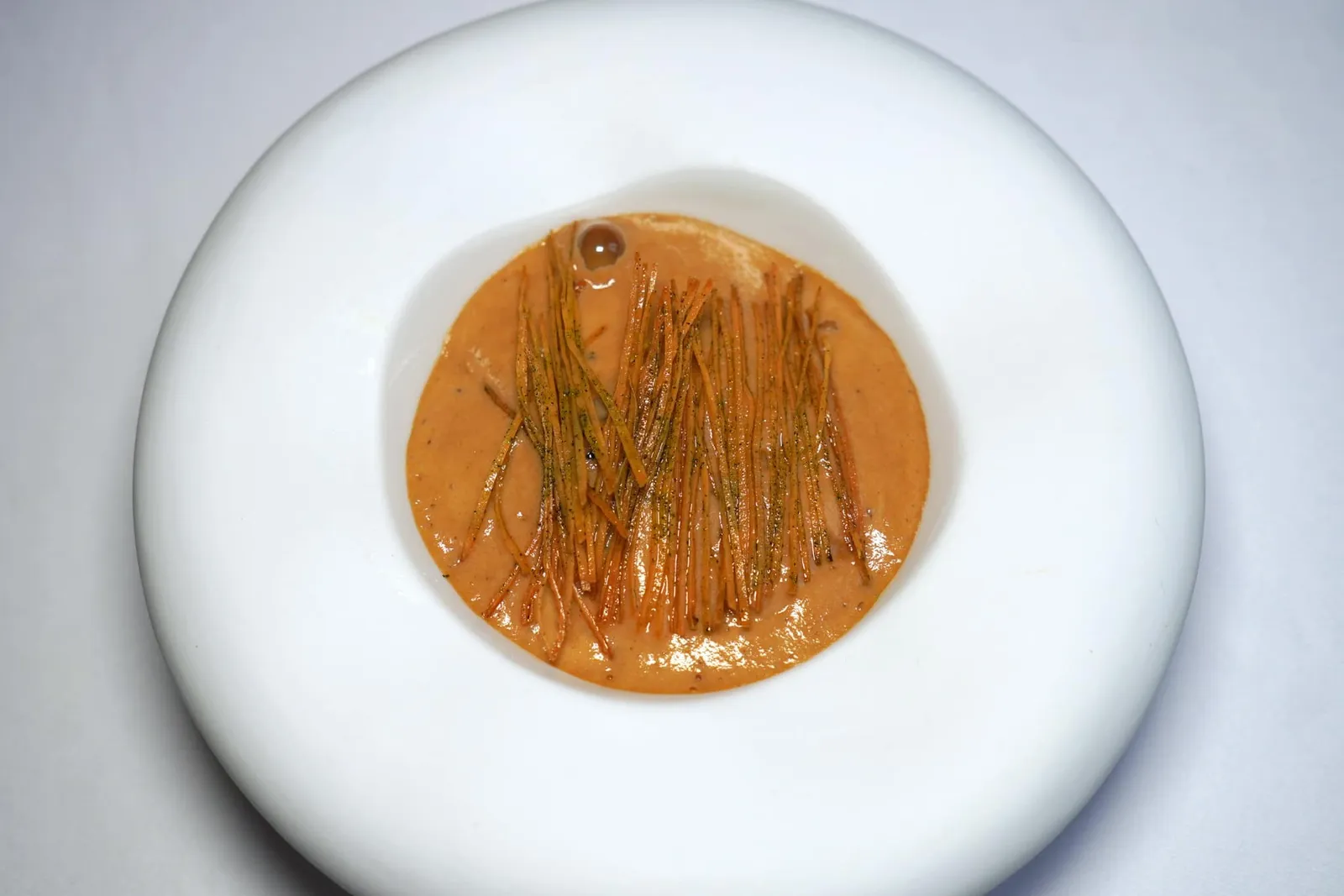 Snails“Crépinette” - Basil - “Cagouillade”หอยทากปรุงสุกในซอส Ragout หอมมันจนชิ้นหอยมีเนื้อสัมผัสเคี้ยวหนึบตัดกันกับความนุ่มแต่ยังสู้ฟันนิด ๆ ของ Crépinette หมู รอบ ๆ คือซอส Cagouillade ที่เตรียมมาจากน้ำต้มหอยทาก กระเทียม หัวหอม หอมแดง และไวน์ขาวจนได้ซอสที่มีเนื้อสัมผัสค่อนข้างข้นและรสชาติครีมมี่ ส่วนด้านบนคือ Puff Pastry Stick เคี้ยวกรอบ (17/20)