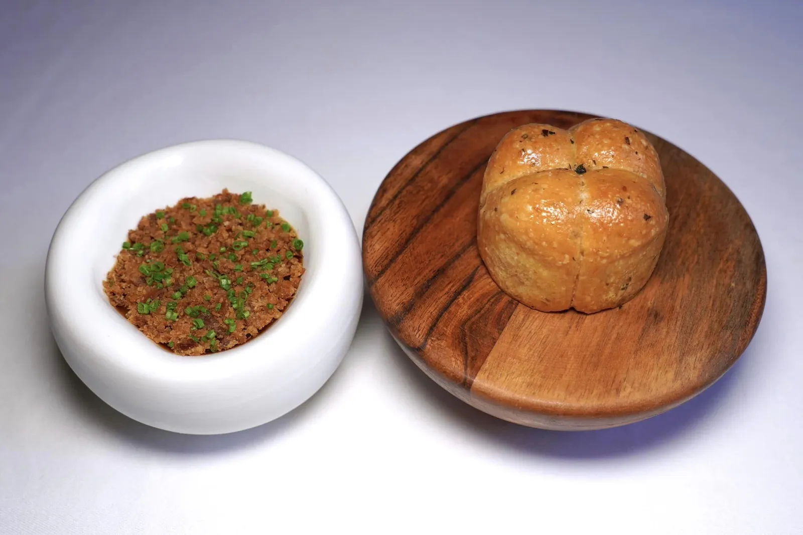 Amuse-boucheDuck Rilette เนื้อสัมผัสนุ่มหนึบลิ้นจับคู่กันกับความละมุนของฟัวกราส์ ด้านท็อปด้วยหนังเป็ดสร้างมิติทางเนื้อสัมผัสและขนมปังสำหรับปาด Rilette ลงไป (16/20)