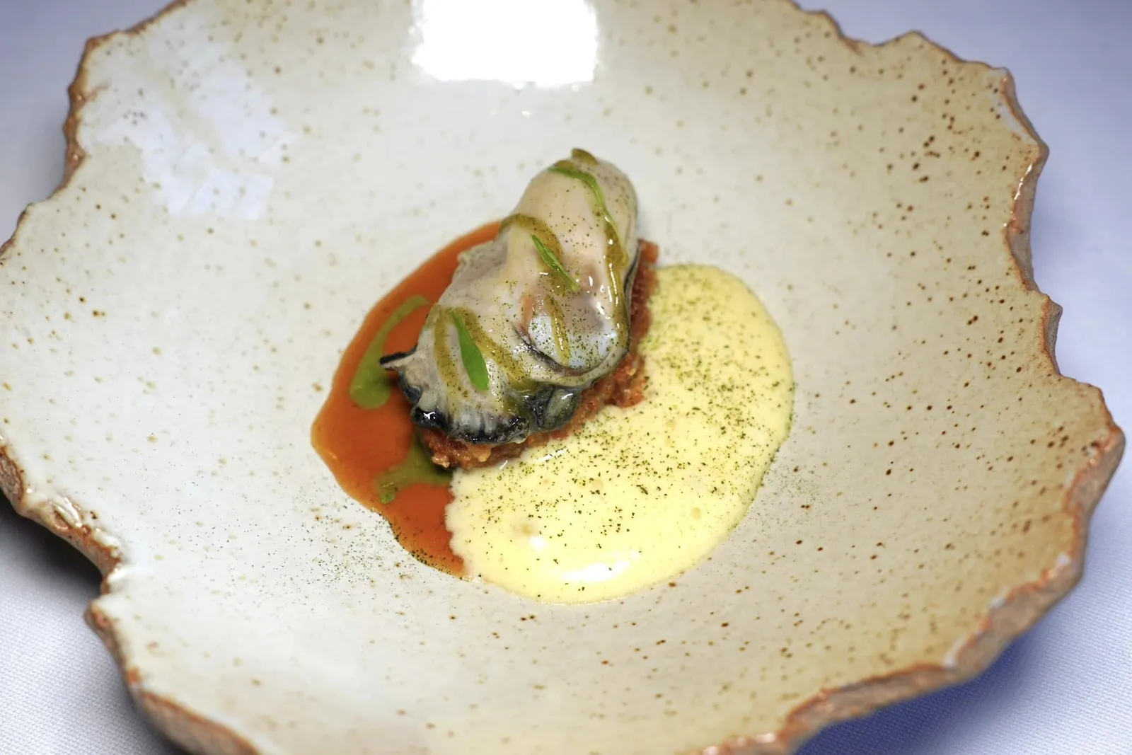 OysterLormont pork rinds - Tarragon - “Béarnaise“หอยนางรมจากพื้นที่ Médoc ของนคร Bordeaux เสิร์ฟมาแบบดิบ ด้านล่างรองด้วย Lormont Pork Rinds ซึ่งเป็น Charcuterie ที่เตรียมมาจากเท้าและหัวของหมู เชฟนำไปจี่บนกระทะจนได้ความกรอบตัดกันกับความนุ่มละมุนของหอยรางรม ยังมีเนื้อสัมผัสบาง ๆ ของ Bigorre Ham ข้างกันคือซอส Béarnaise ที่เตรียมมาในลักษณะของโฟมนุ่มเบาผสานเข้ากันกับอโรมาของ Tarragon อีกฝั่งหนึ่งคือซอส Pork Jus เข้มข้นและ Tarragon Oil (16/20)