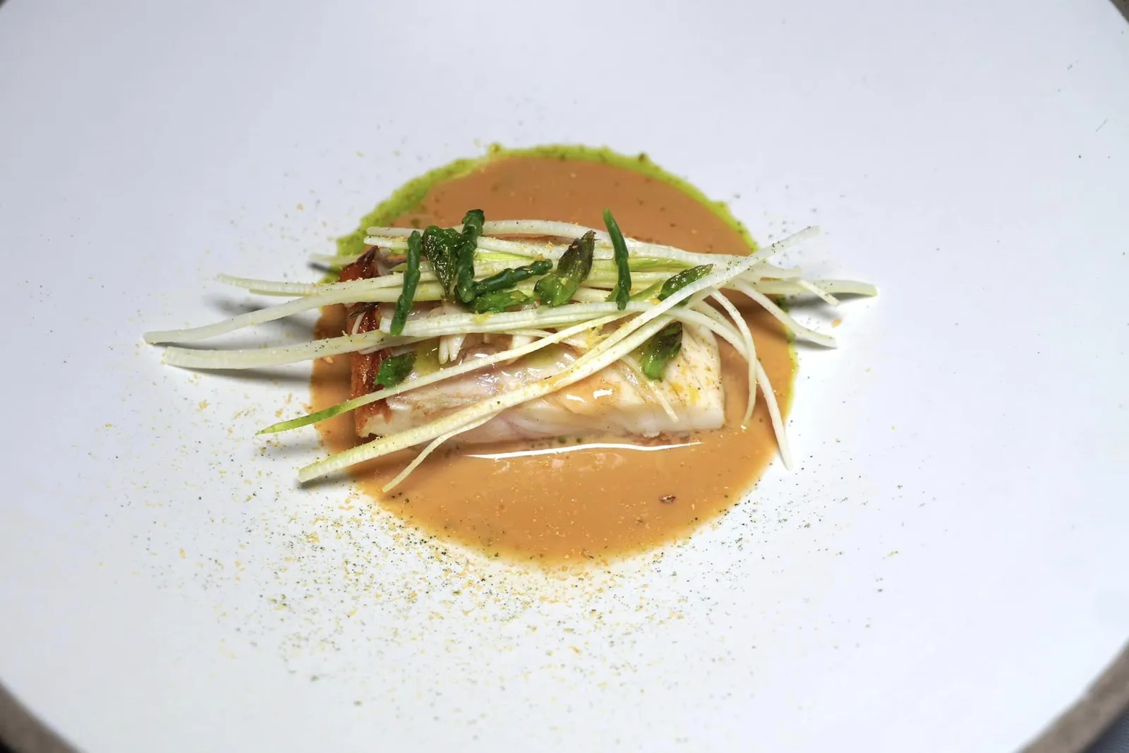 TurbotCeltuce lettuce - Asparagus - “Chaudrée”ปลาเทอร์บอทจี่กับเนยให้เนื้อสัมผัสที่นุ่มและฉ่ำ ทั้งยังมีรสเปรี้ยวเบา ๆ ของเลมอน ด้านล่างรองด้วย Celtice Lettuce บรูนัวส์มาเป็นชิ้นเล็ก ๆ หน่อไม้ฝรั่งย่างสไตล์บาบีคิวเตรียมมาเป็น Purée เนื้อเนียน ด้านบนท็อปด้วยหน่อไม่ฝรั่งหั่นจิ๋วเพื่อสร้างความกรอบ ตัวซอสรอบ ๆ เรียกว่า Chaudrée มีลักษณะเป็นซุปชาวประมงที่เตรียมมาจากปลา Rockfish และกระดูกของปลาเทอร์บอท ไฮไลท์ของจานคือการที่พนักงานจะนำเปลือกของต้น Garlic Tree มาขูดท็ปลงไปด้านบน (18/20)