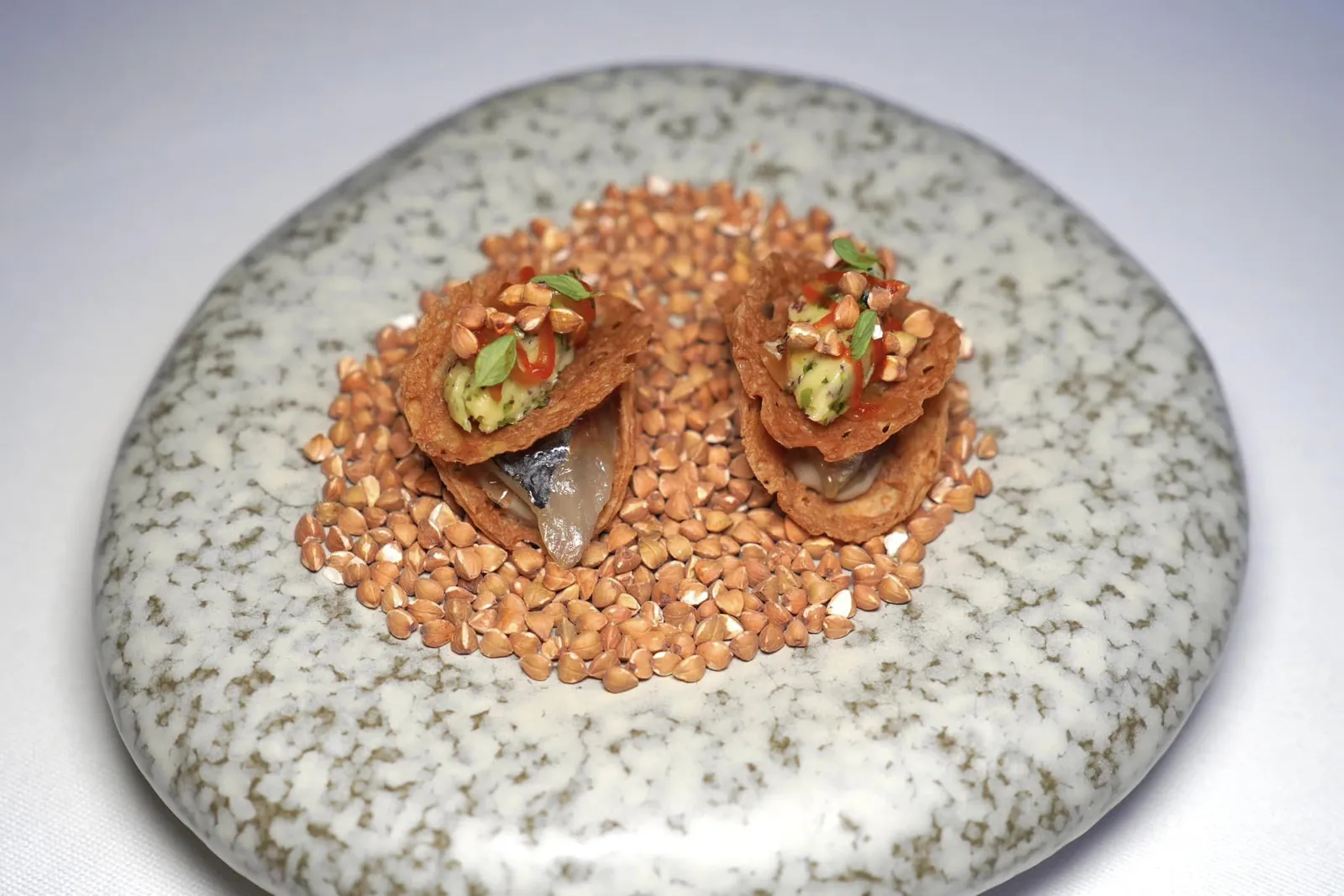 Amuse-boucheปลาซาดีนจากเมือง Saint-Jean-de-Luz ที่ผ่านการดองกับ Verjus, Juniper Berries และ Moon Habour ซึ่งเป็นเหล้า Gin ท้องถิ่นของเมือง Bordeaux จนได้รสเค็มที่กลมกล่อมขึ้น ด้านบนท็อปด้วย Les Galetous ซึ่งเป็นแผ่นกรอบจากแถบ Limousin เตรียมมาจากบัควีท ยังมีเนยสาหร่ายและเจลของ Espelette Pepper (16/20)