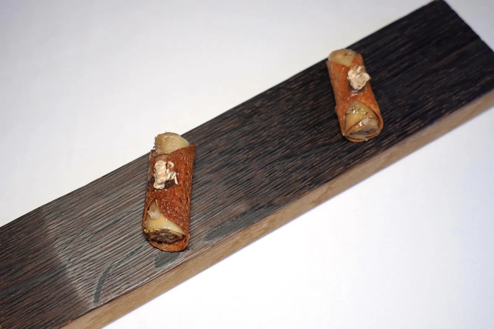 Amuse-boucheเริ่มต้น Amuse-bouche ด้วย Bordeaux Cork โดยมีแผ่นเครปกรอบที่เตรียมมาจาก Amagnac ห่อล้อม Cannelloni นุ่ม ๆ ที่เตรียมมาจากเห็ดป่า ตรงกลางคือเห็ดและถั่วพีแคนสร้างความกรอบอยู่ตรงกลาง (16/20)