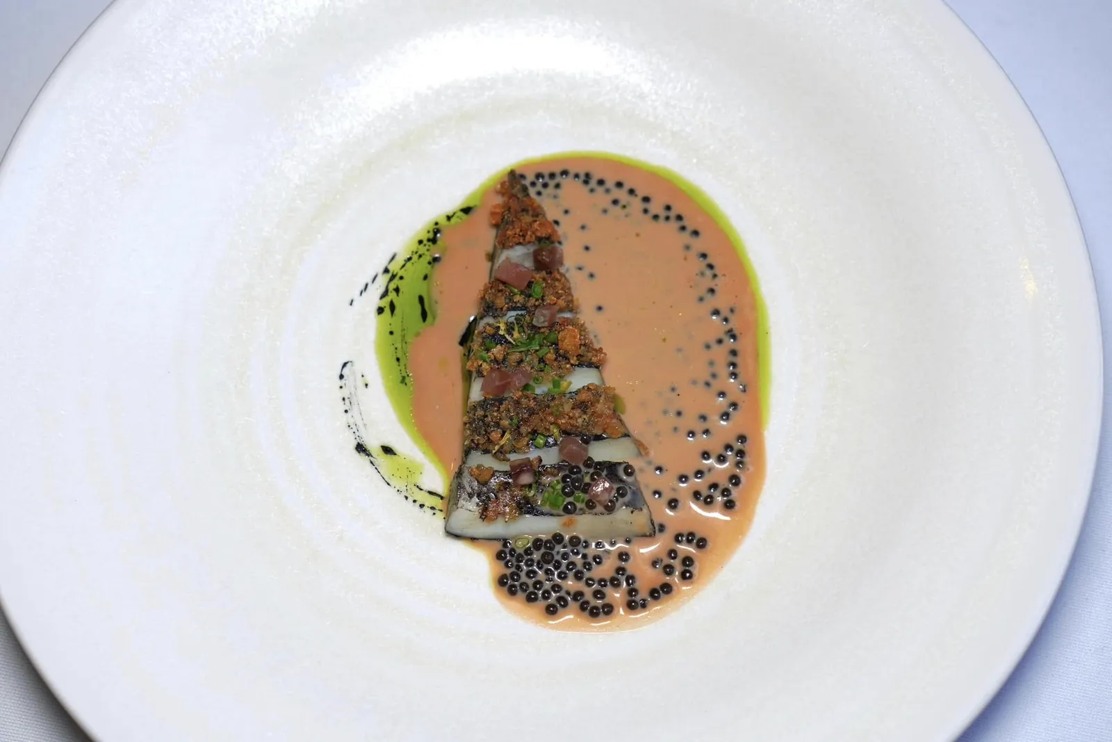 Cuttlefish“Vintage“ Sturia Caviar - Chive - Smoked sturgeonตัวหมึกที่ผ่านการกงฟีและหมักในดีหมึกจนนุ่มหนึบและหอม ด้านบนคือหนวดหมึกแห้งและ Charcuteries ที่เตรียมมาจากส่วนท้องของปลาทูน่าหมักนาน 3 เดือนสร้างมิติทางเนื้อสัมผัสที่แตกต่างจากตัวหมึก รอบ ๆ คือซอสที่ได้รับแรงบันดาลใจมาจากคาร์โบนาราแต่เชฟเตรียมขึ้นมาจากปลาสเตอร์เจียนรมควันแทน นอกจากนี้ยังมีต้นหอมและคาเวียร์ใส่มาให้อีกด้วย (17/20)