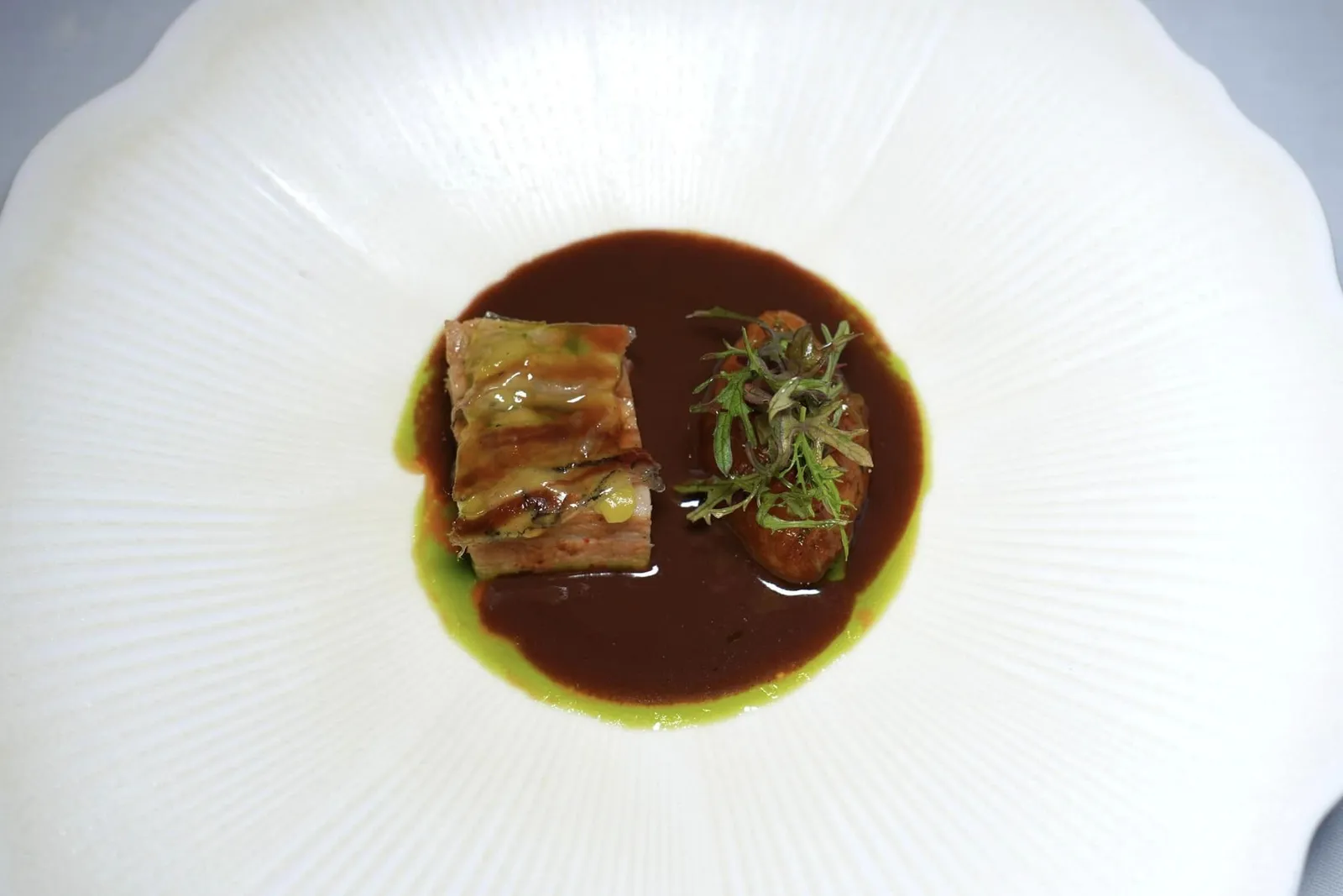 Gascon PorkSarladaise potatoes - “Charcutière“ - Bigorre Hamหมูดำจากภูมิภาค Gascony ทางตะวันตกเฉียงใต้ของประเทศฝรั่งเศสเสิร์ฟมาโดยเลือกใช้ส่วนไหล่หรือ Shoulder นำไปกงฟีในน้ำมันร่วมกับกระเทียมและพริกไทย ด้านบนท็อปด้วยเนื้อส่วนท้องย่างสไตล์บาบีคิวจนสุก ฝั่งขวามือคือมันฝรั่ง Sarladaise Potatoes จับคู่กับไทม์ กระเทียม และ Bigorre Ham ตรงกลางคือซอส Pork Jus ที่คล้ายกันกับ Black Pudding ให้รสชาติที่เข้มข้น (17/20)