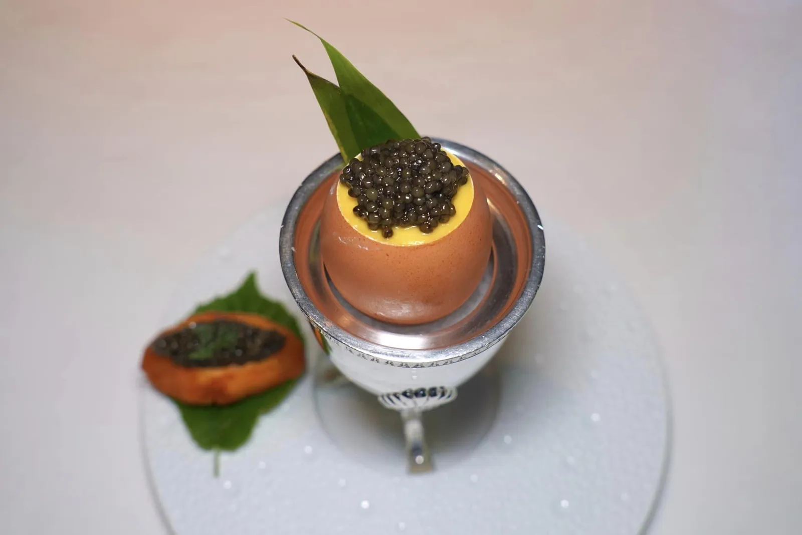 Œuf poule au caviar osciètre, Pomme soufflée richeห้ามพลาดสุดยอด Classic Dish ของเชฟ Michel Guérard นั่นก็คือ Œuf Poule au Caviar Osciètre หรือไข่ไก่กับคาเวียร์นั่นเอง เชฟเริ่มต้นจากการใช้มันฝรั่งสายพันธุ์ Roseval จับคู่กับ Bouillon ผักรสชาติกลมกล่อมรองเอาไว้อยู่ด้านล่าง ชั้นถัดมาคือ Mashed Potatoes เนื้อเนียนละมุนที่เตรียมขึ้นมาจากมันฝรั่งสายพันธุ์ La Ratte สุดท้ายคือการจัดวาง Oscietra Caviar จาก Maison Sturia ที่ผ่านการบ่มนาน 300 วันลงไปที่ด้านบน (20/20)