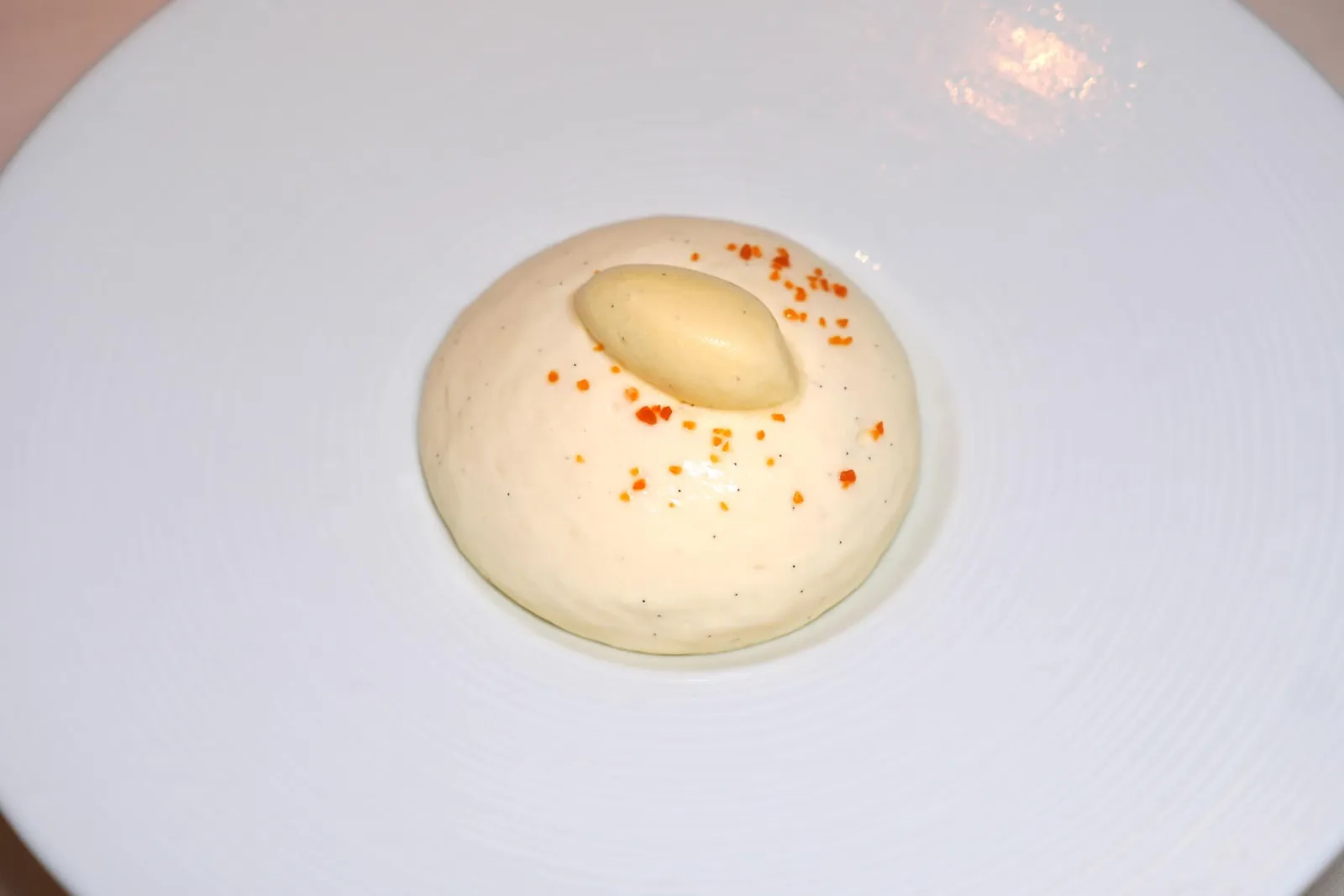 Entremets “nuage” du Marquis de Béchamelล้างปากด้วยของหวานเป็น Gâteau Mollet หรือซอฟต์เค้กจาก Marquis de Béchamel ที่มีเนื้อสัมผัสละมุนคล้ายกับก้อนเมฆ ส่สนด้านบนท็อปด้วยไอศกรีมรูบาร์บ (18/20)