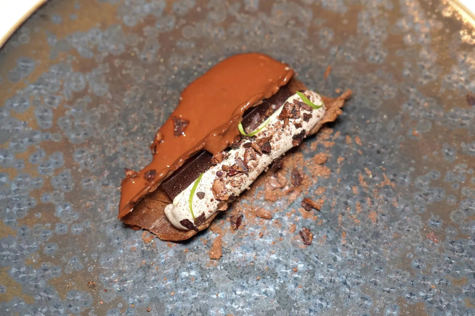 Chocolat des grandes personnes : Un chaud-froid opulent verveine, armagnac, gingembreของหวานจานหลักมีชื่อว่า Chocolate of The VIPs เชฟนำเสนอช็อกโกแลตเข้มข้นมาทั้งในรูปแบบร้อนและเย็นโดยมีส่วนผสมของเหล้า Armagnac นอกจากนี้ยังมีองค์ประกอบของช็อกโกแลตที่หลากหลายเช่นครัมเบิ้ล แผ่น Tuile โดยมีอโรมาของขิงและเลมอน ตรงกลางคือไอศกรีมเวอร์บีน่าช่วยเรียกความสดชื่นได้ดี (20/20)