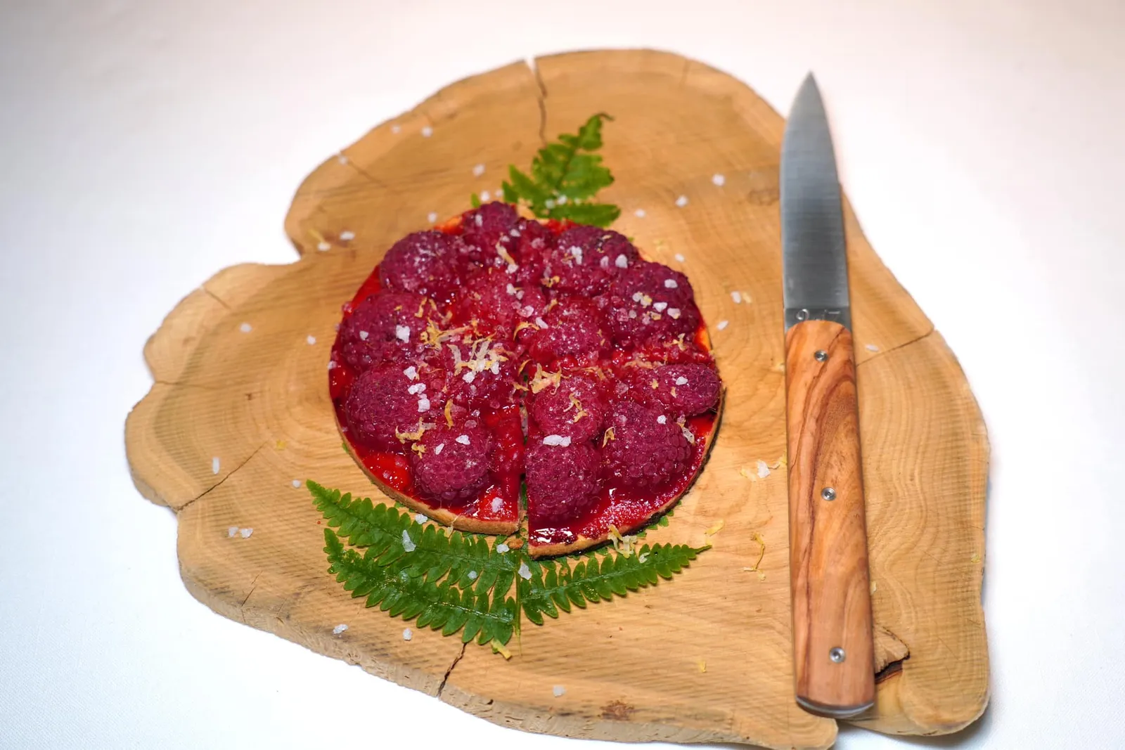 Vos agapes s'achèvent avec L'Arbre aux Délices & une tendre tarte aux fruits de nos coteaux en partageยังมีทาร์ตผลไม้ประกอบขึ้นจากราสเบอร์รี่เผารสเปรี้ยว