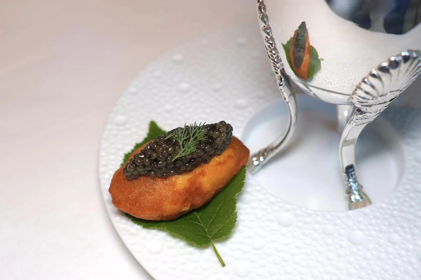 Œuf poule au caviar osciètre, Pomme soufflée richeข้าง ๆ กันคือมันฝรั่งซูเฟลสอดไส้ตรงกลางด้วยล็อบสเตอร์มูสหอมมัน จากนั้นท็อปด้วย Oscietra Caviar ชนิดเดียวกันช่วยเสริมกลิ่นและรสชาติที่กลมกล่อมลงตัวไร้ที่ติ (20/20)