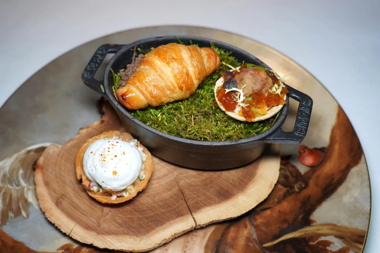 En guise de patience, poisson clown !ก่อนเข้าสู่คอร์สหลักทางร้านจะเริ่มเสิร์ฟของว่างประกอบไปด้วย Anchovy Croissant เนื้อครัวซองต์นุ่ม ฟู หนึบนิด ๆ มีอโรมาเพียงเบา ๆ ของแองโชวี่ ทั้งยังมีเนื้อของปลาแองโขวี่อยู่ตรวกบางด้วย ถัดมาคือ Tartelette จับคู่มากับผักประจำฤดูใบไม้ผลิและเนื้อไก่ส่วน Sot-l'y-laisse หรือที่เราคุ้นหูกันในชื่อของ Chicken Oyster ซึ่งเป็นส่วนที่นุ่มสู้ฟันพอเหมาะโดยไก่ทั้งตัวจะมีส่วนนี้เพียงฝั่งซ้ายและขวาเท่านั้น สุดท้ายคือ Lobster Crisp เสิร์ฟมากับอโวคาโด มะม่วง และมูสสีขาวของ Coconut-Citronella Mousse (20/20)