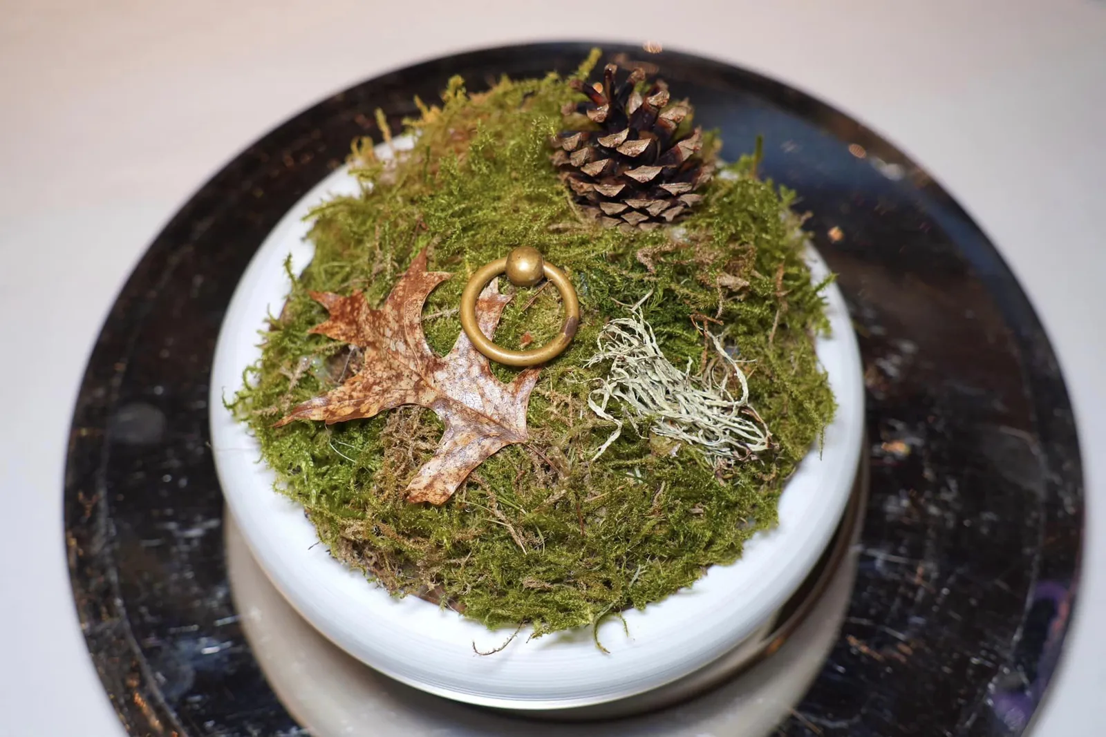 Dim sum diaphane aux champignons, Infusion crémé de truffe & mousse de chêneคอร์สนี้เชฟได้รับแรงบันดาลใจมาจาก Oreiller Moelleux อีกหนึ่งเมนูคลาสสิคประจำร้านที่จัดเสิร์ฟมาตั้งแต่ปี ค.ศ. 1978 มีลักษณะเป็นราวิโอลีที่มีแป๊งนุ่มคล้ายเกี๊ยวติ่มซำทำกันสด ๆ ใหม่ ๆ ในทุก Service (17/20)