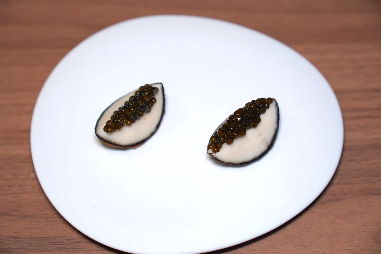 Coconut - Keluga Caviar, Coconut Shootสุดท้ายคือต้มข่าที่เชฟเสิร์ฟทาร์ตกรอบ ๆ ซึ่งบรรจุครีมกะทิหอมมันเอาไว้ตรงกลาง ด้านบนท็อปด้วย N25 Kaluga Caviar สร้างมิติความอุมามิที่พอเหมาะ นอกจากนี้เชฟยังเตรียมทาร์ตออกมาให้มีลักษณะเหมือนกะลามะพร้าวอีกด้วย (15/20)