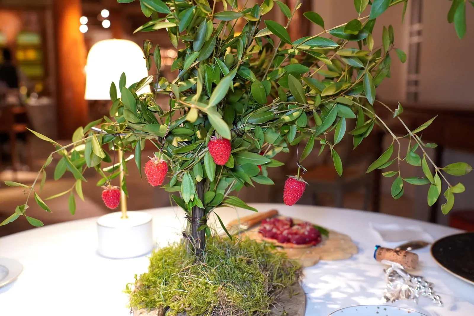 Vos agapes s'achèvent avec L'Arbre aux Délices & une tendre tarte aux fruits de nos coteaux en partageจากนั้นพนักงานจะเสิร์ฟขนมหวานปิดท้ายโดยในที่นี้ต้นไม้ที่มีผลราสเบอร์รี่