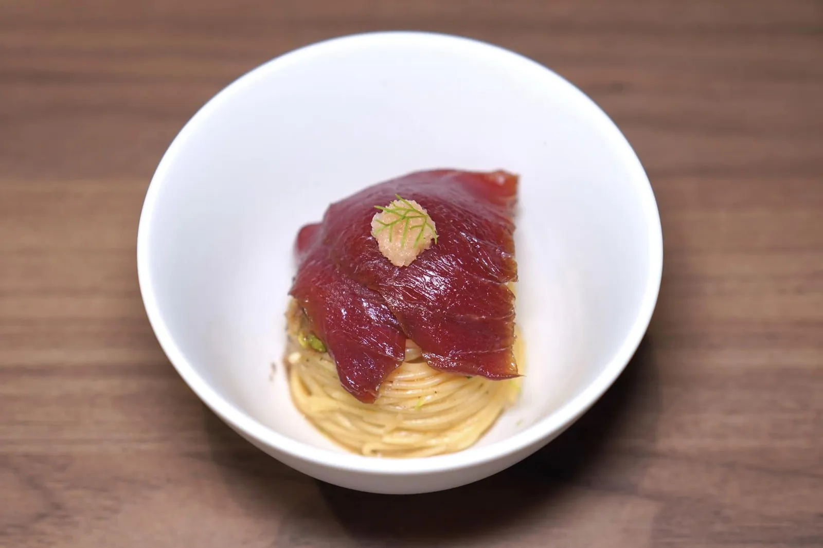 Szechuan Cold Pasta - Szechuan Peppercorn, Apple, Kaffir Lime, Akami (Add On 380++)คั่นกลางด้วยเมนู Add On ยอดนิมอย่าง Szechuan Cold Pasta ด้านล่างเป็นพาสต้าเส้น Capellini D'Angelo เรียวเล็กคลุกเคล้ากับซอสที่มีกลิ่นอายของเสฉวน ยังมีความสดชื่นที่ได้จากแอปเปิ้ล เชฟเสิร์ฟมาในแบบเย็นช่วยเรียกความสดชื่นได้ดี ด้านบนท็อปด้วยเนื้อปลาทูน่าส่วน Akami จากประเทศญี่ปุ่นที่ผ่านการ Tsuke จนได้รสชาติที่เข้มข้น (14/20)