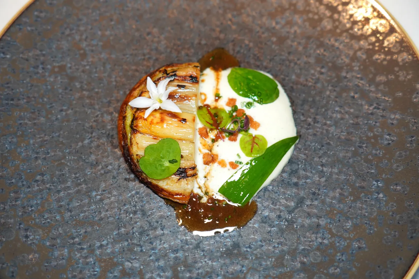 Tarte beurrée aux asperges confites, Ail des ours, moût aigreletทาร์ตเนยครึ่งชิ้นที่มีแป้งบางกรอบกำลังดี ตรงกลางบรรจุหน่อไม้ฝรั่งขาวแห่งภูมิภาค Landes ย่างมาให้มีความนุ่มแต่ยังคงไว้ซึ่งความสู้ฟันเบา ๆ เชฟนำเสนอมาคู่กับความฉุนเฉพาะตัวของ Bear's Garlic สังเกตเห็นเป็นดอกไม้สีขาวที่ด้านบน ข้าง ๆ กันคือมูสของหน่อไม้ฝรั่งขาวเช่นกันจับคู่กันกับ Bear's Garlic รวมไปถึงความเผ็ดของใบ และครูตองกรอบ จากนั้นเชฟจะเทราดซอส Veal Jus ที่มีส่วนผสมของแฮมหมูดำลงไปเพื่อเพิ่มความเข้มข้น (20/20)