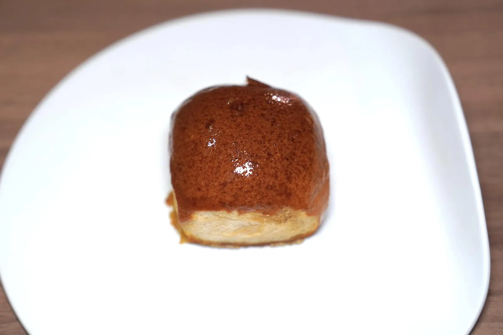 Breadคั่นกลางด้วยขนมปังที่ได้รับแรงบันดาลใจมาย่านเยาวราช ด้านในสอดไส้ครีมข้าวโพดร้อน ๆ รสชาติหวานหอมมัน