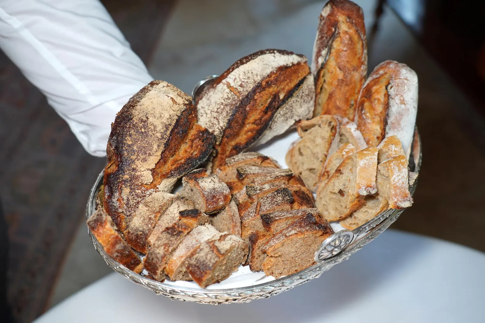Spelt Bread, Rye Bread, Rye Bread Baked in Cauliflower Leafพนักงานเสิร์ฟขนมปังมา 3 อย่างคือ Spelt Bread ข้าง ๆ กันคือ Rye Bread และ Rye Bread ที่อบมาในใบกะหล่ำปลี