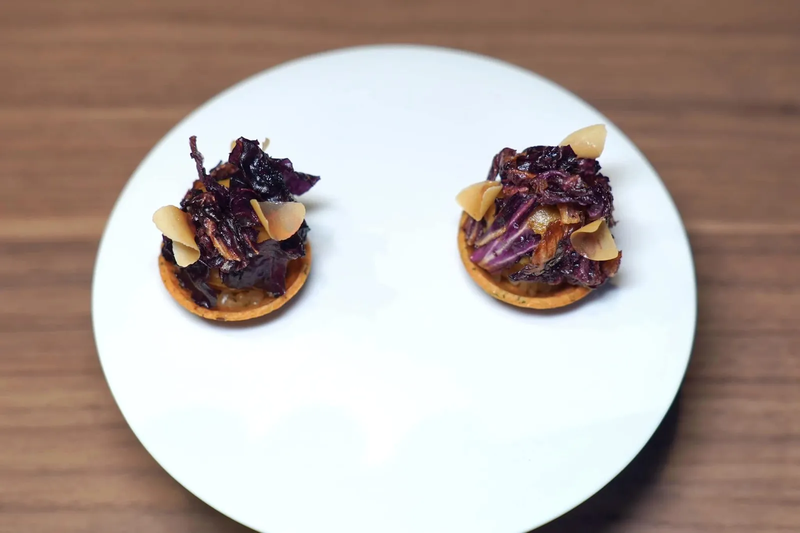 Blue Crab - Crab Mousse, Sable, Radicchioเริ่มต้นด้วยของว่างเรียกน้ำย่อยคำแรกโดยเชฟนำเสนอ Sablé กระเทียมมีบักษณะเป็นมินิทาร์ตกรอบ ๆ ด้านในบรรจุมูสปูม้าหอม ๆ และเผ่นชิปส์กรอบ ๆ ของ Radicchio ที่ด้านบน (14/20)