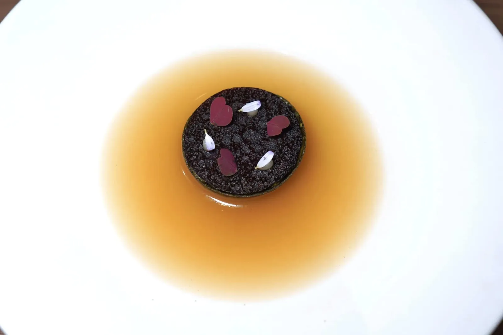 Abalone - Mountain Rice, Basilเมนูนี้เชฟนำเสนอโป๊ะแตกเป่าฮื้อโดยเลือกใช้เป็นซอสหอยเป่าฮื้อที่เตรียมมาเป็นฐานกรอบด้านนอก ตรงกลางบรรจุข้าวดอยที่ผ่านการหุงกับซอสเป่าฮื้อย่างจนหอมกรุ่น แผ่นวงกลมคือชิปส์ที่เตรียมมาจากมะดยือเทศเผา ส่วนซุปรอบ ๆ คือซุปสารพัดหอยที่เมื่อคลุกรวมกันจะให้อโรมาหอม ๆ และรสชาติจัดจ้านในแบบโป๊ะแตกนั่นเอง (15/20)