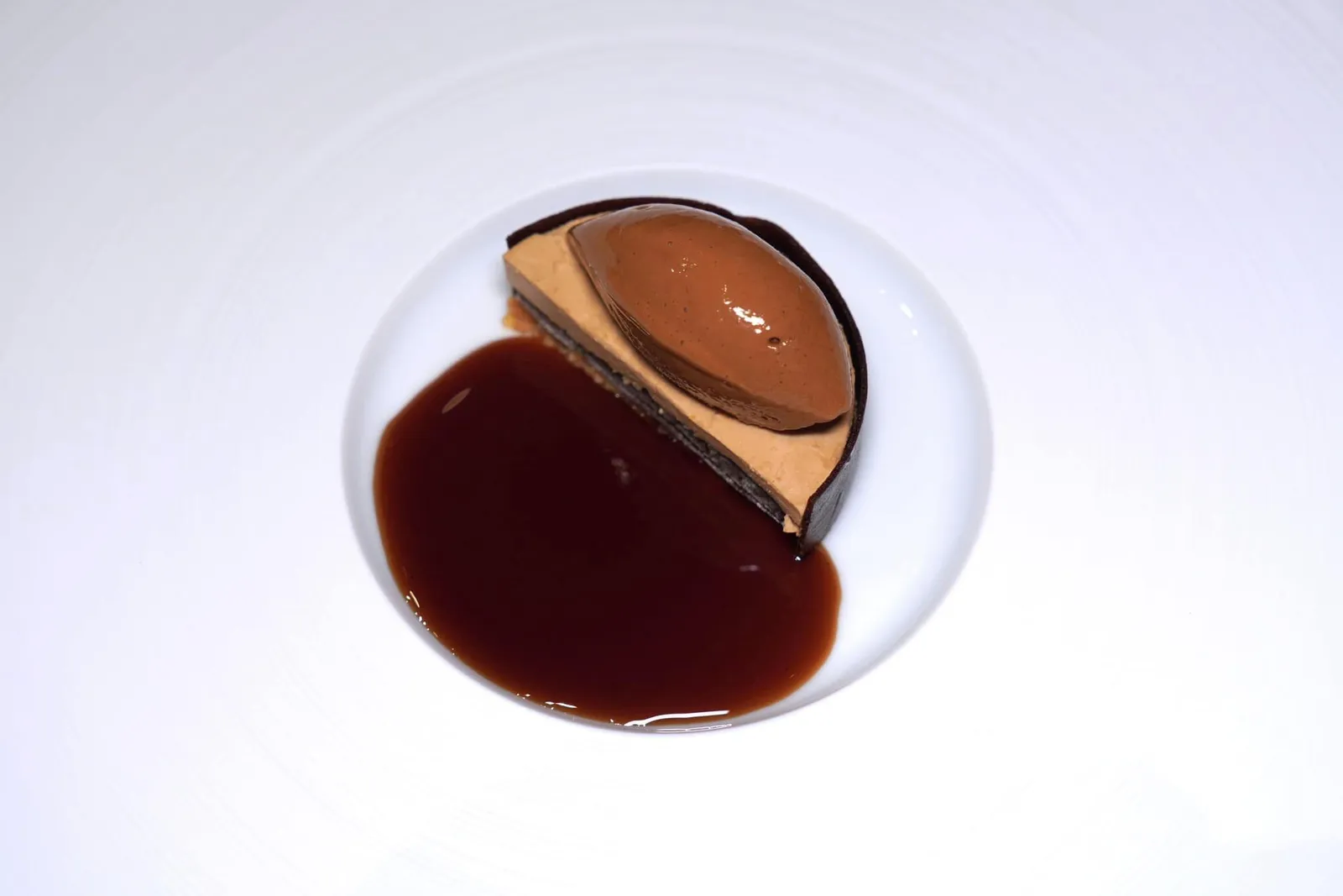 Cha Thai - Black Tea, Ceylon Tea, Brown Sugarชาไทยไข่มุก ด้านล่างคือชั้นของ Praline Feuilletine หรือทองม้วนฝรั่งเศสให้ความกรอบ ถัดมาคือชั้นของปาท่องโก๋กรอบสร้างมิติทางเนื้อสัมผัสที่ดี จากนั้นคือชั้นของ Assam Semifreddo หรือเซมิเฟรดโด้ชาดำให้อโรมาเฉพาะตัว สุดท้ายคือความหอมและครีมมี่ที่ได้จากไอศกรีมที่เตรียมมาจากชาซีลอนและชาแดง ยังมีการแทรกความนุ่มหนึบของไข่มุกลงไปในตัวขนมด้วย สุดท้ายคือซอสที่เตรียมมาจากวานิลลาและบราวน์ชูก้าที่ผ่านการเคี่ยวจนงวดและเข้มข้นนั่นเอง (15/20)