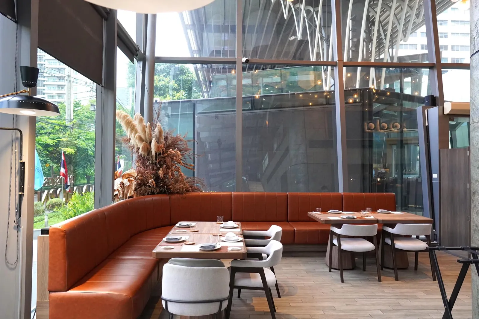 ส่วนตัวร้านนั้นจะตั้งอยู่ด้านหน้าโดยมีจุดเด่นคือห้องรับประทานอาหารรูปตัว L ที่โค้งรับกันไปกับห้องครัวแบบเปิด