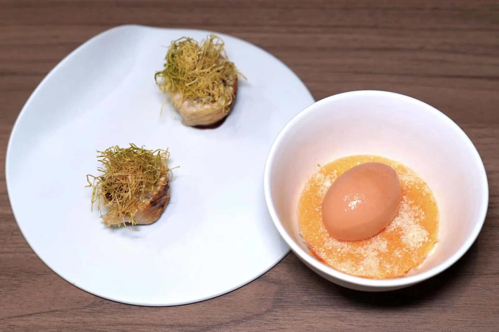 Somtum - Amaebi, Papaya, Carrotเมนู Signature Dish ประจำร้านคือส้มตำข้าวเหนียวไก่ย่าง เชฟนำเสนอข้าวเหนียวไก่ย่างโดยใช้ไก่ร่าเริงจากเขาใหญ่ย่างจนสุกเสิร์ฟมาแบบหนังนุ่มหนึบ ด้านในสอดไส้ข้าวเหนียวแล้วท็อปด้านบนด้วยกระเทียมต้นทอดกรอบ ข้าง ๆ กันคือส้มตำที่มีความหวานและนุ่มของเนื้อกุ้ง Ama Ebi ตัดกันกับความกรอบของมะละกอ และหัวไชเท้าดองน้ำส้มตำ ยังมีแผ่นแครกเกอร์แครอท กุ้งป่น และซอร์เบท์ที่เตรียมขึ้นมาจาก Clarified Tomato Water หรือน้ำมะเขือเทศที่ผ่านการกรองจนใสสร้างความอุมามิและสดชื่นให้กับจานนั่นเอง (15/20)