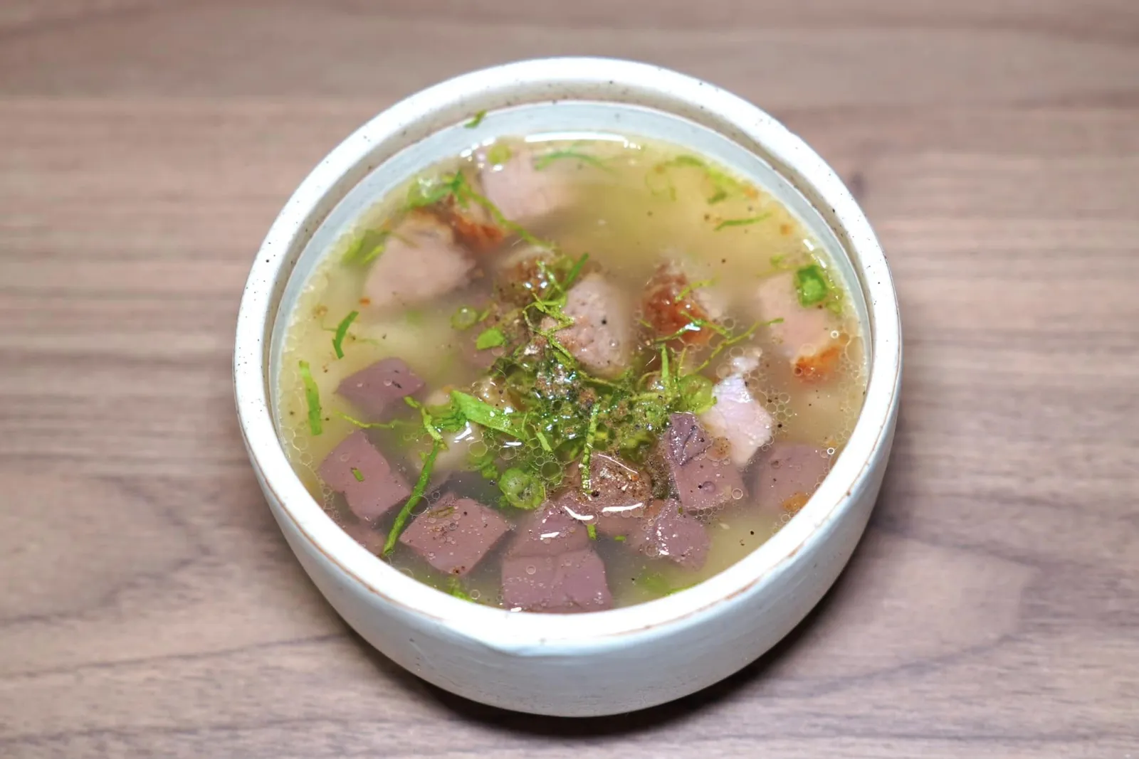 Khao Tomสำหรับใครที่ยังไม่อิ่มสามารถเพบิดเพบินไปกับข้าวต้มเป็ดดรายเอจที่เชฟนำส่วน Off-trimmed มาเตรียมให้รสชาติที่แตกต่างไปจากร้านทั่ว ๆ ไป ทั้งยังสามารถขอเติมได้ไม่อั้นจนอิ่มอีกด้วย