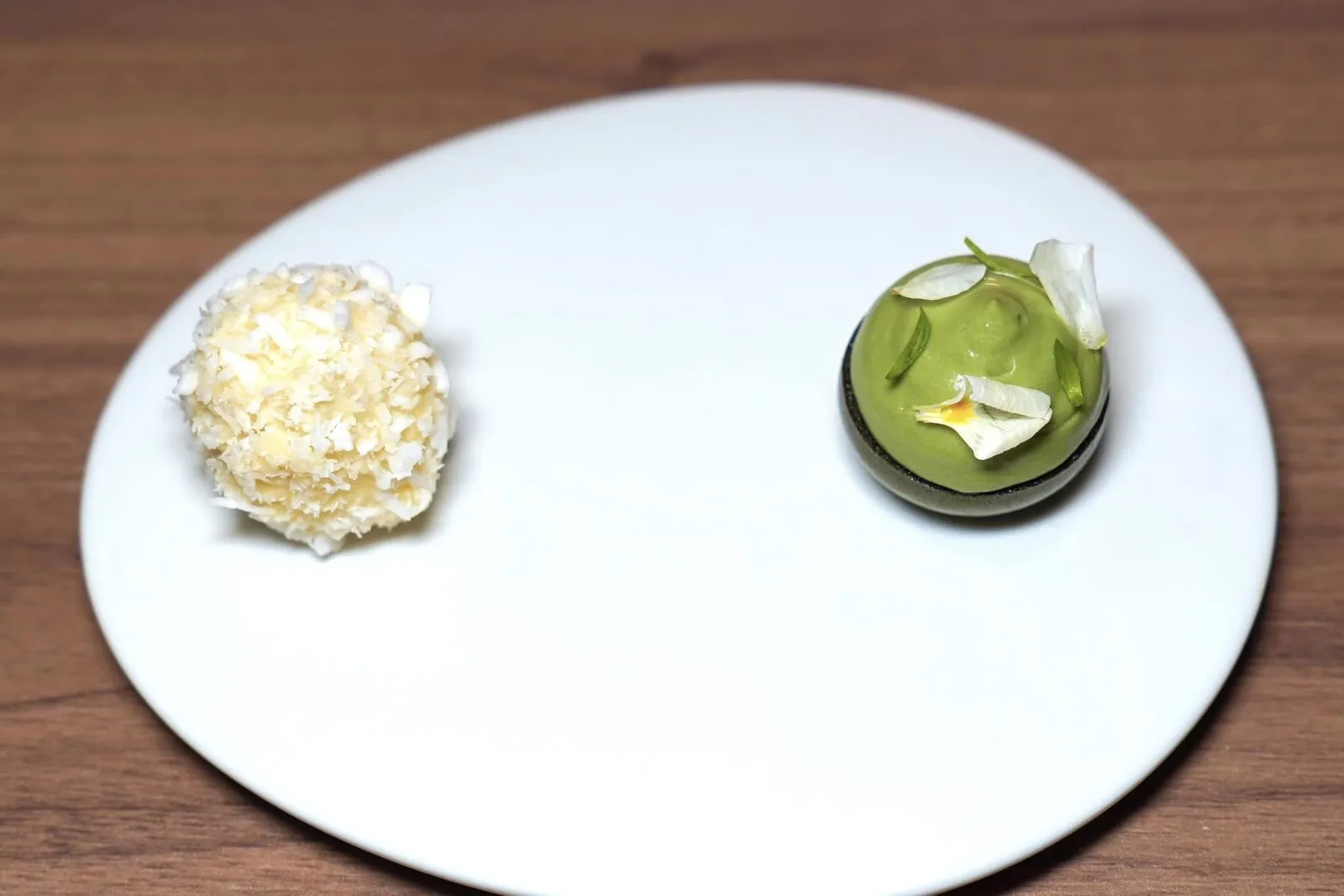 Petit-foursปิดท้ายของหวานที่ได้รับแรงบันดาลใจมาจากกล้วยบวชชีที่ภายในบรรจุน้ำกล้วยอยู่และขนมใบเตย
