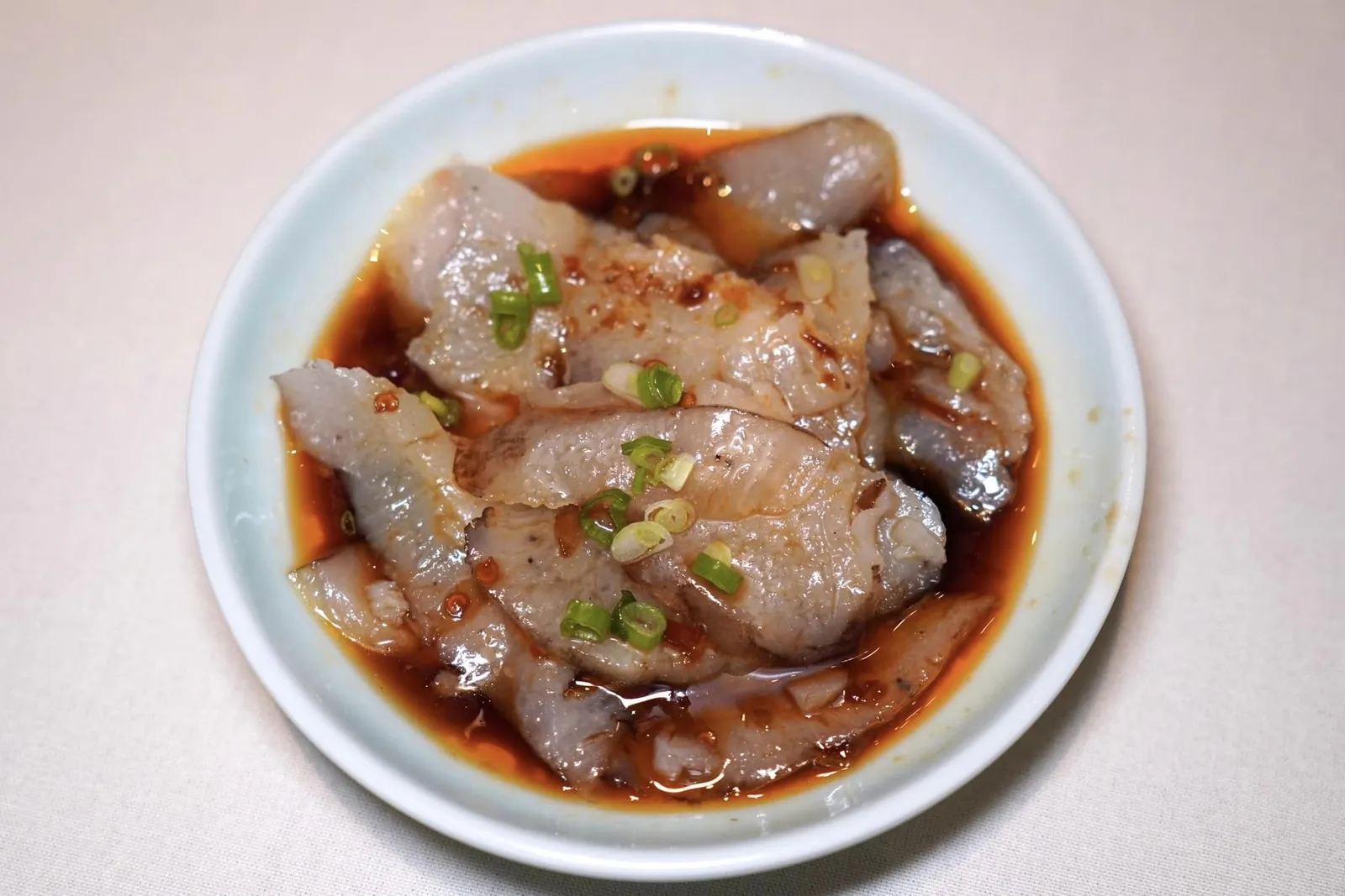 涼拌海參 (128 HKD+)Sea cucumber with mild chili sauceปลิงทะเลแล่มาเป็นชิ้นบาง ๆ ให้เนื้อสัมผัสที่เคี้ยวกรุบเสิร์ฟมากัยซอสเปรี้ยวหวานเผ็ดช่วยกระตุ้นน้ำย่อยได้ดี (13/20)