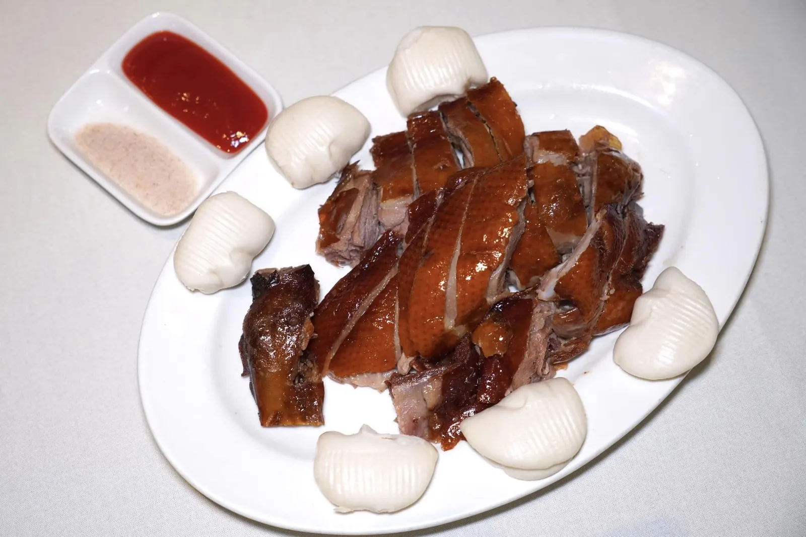蝶餅樟茶鴨 (半隻) (250 HKD+)Camphor tea leaf smoked duck (Half)เริ่มต้นด้วยเมนูเป็ดรมควันเนื้อนุ่มหนึบ ส่วนหนังหอมกลิ่นใบชาเด่นชัด เชฟเสิร์ฟมากับซอสและหมั่นโถว (15/20)