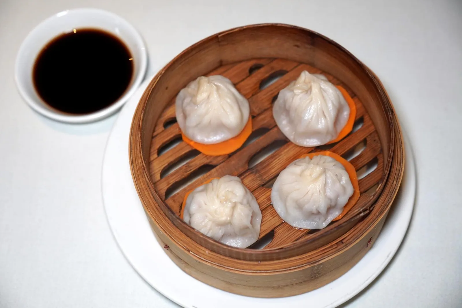 鮮肉小籠包 (4 件) (92 HKD+)Steamed pork dumplings (4 pieces)เสี่ยวหลงเปาแป้งบาง ด้านในประกอบไปด้วยเนื้อหมูสับละเอียดจนแทบละลายในปากและน้ำซุปรสชาติกลมกล่อม (15/20)
